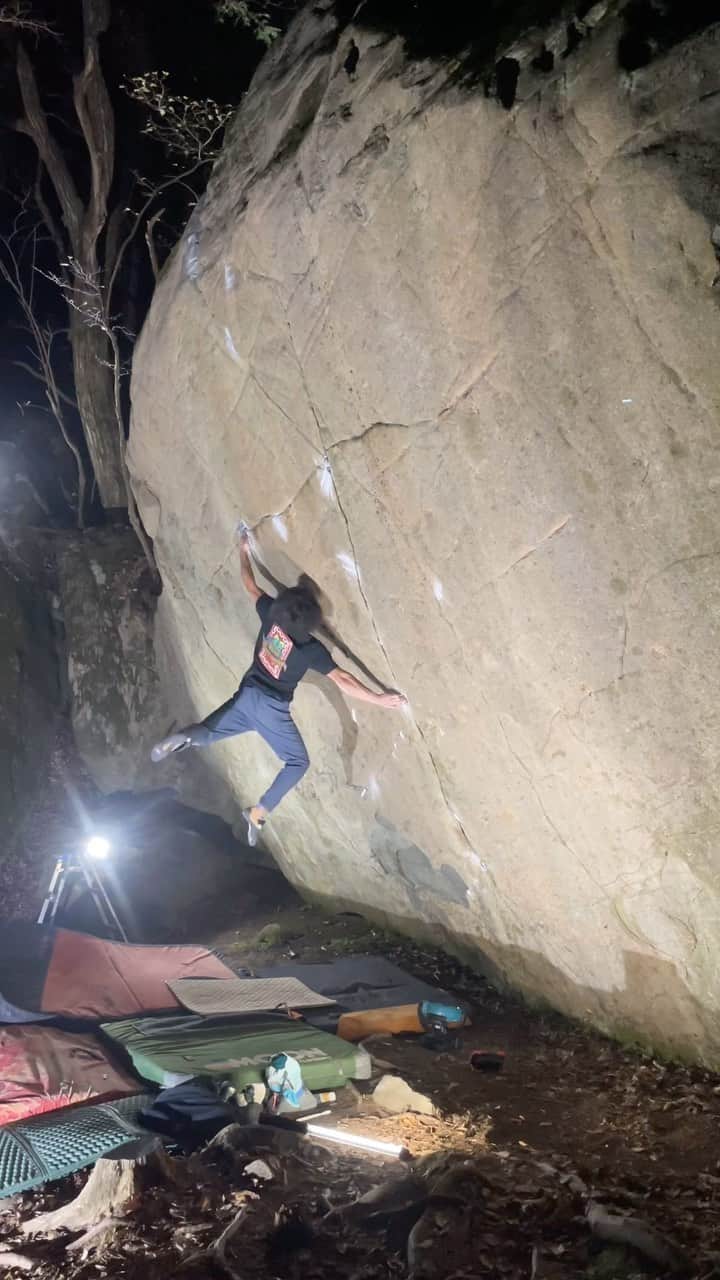 是永敬一郎のインスタグラム：「エモーション emotion 5段/V14 ✅  昨晩、ようやくエモーションが登れた。  昨シーズンからトライを始め、多くの時間をこの課題に費やした。  時間をかけた分、得られた物も多かったと思うし なにより、皆さんからの応援が嬉しかった。  僕は、特別身長が大きいわけでもないし クライマーとしてのポテンシャルも高い訳じゃないけど  地道に挑戦し続ける事で、この結果を得る事が出来た。  2023.11/27  @climbingjam  @k16_climbinghold  @mountainhardwear.jp  @moonclimbing  @crux_importing_division  @climbbutora  @newhale_japan」
