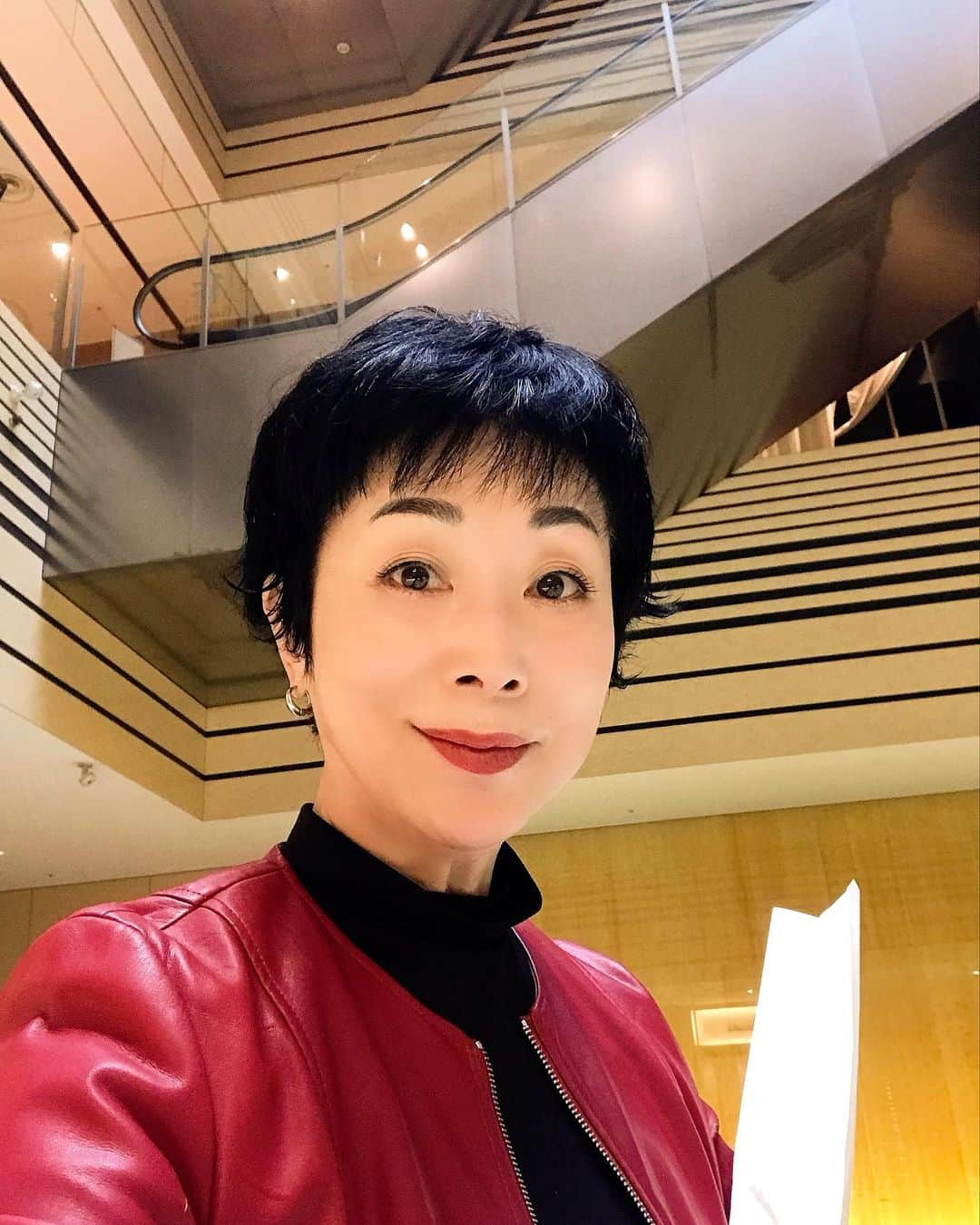 小川知子のインスタグラム：「アートメイクリペア☺️に。  近年の六本木は本当に様変わりして別の町に見えます。  国立美術館や病院、アートメイクなど、特別な用がない限り行かなくなりましたねー。  私は普段ほとんど化粧をしないので、眉アートだけはやっています。 眉がボケていると顔が締まらないですから。 顔は 眉さえちゃんとしていれば、あとは口紅と日焼け止めだけで良いかなと思っています。  帰りに小腹が空いたので大好物の海老ワンタン麺🦐を頂いて、さっさと帰宅ー。  明日は暖かいとか。  今週も良き日々で有りますように〜✋  #東京ミッドタウン #アートメイク眉 #海老ワンタン麺 #六本木 #小川知子」