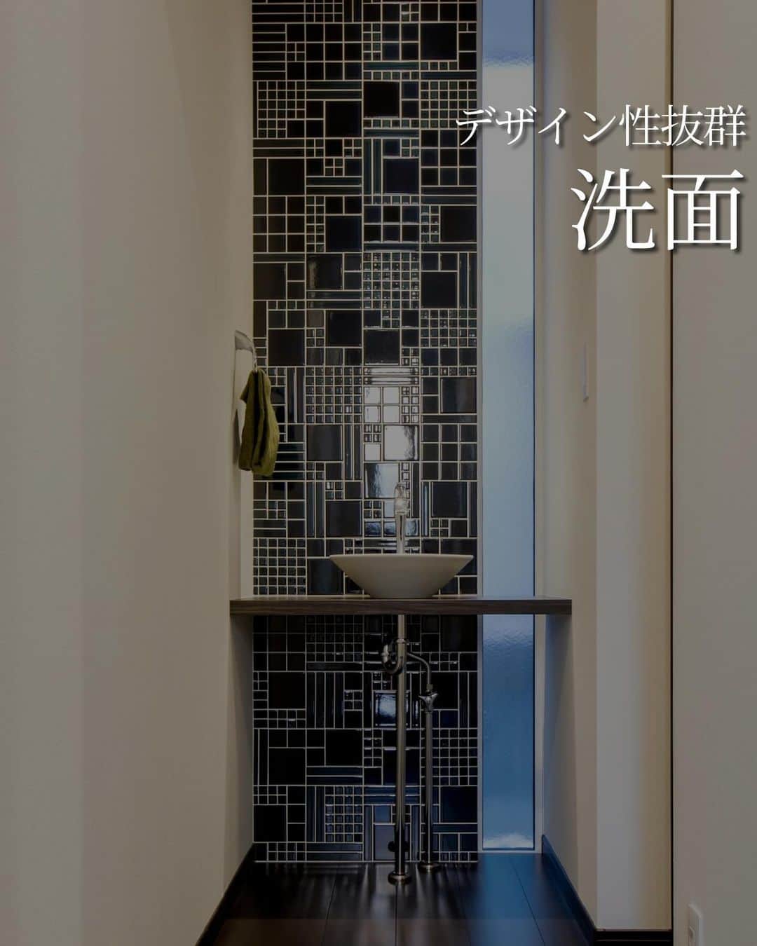 株式会社　三建のインスタグラム：「洗面所をお洒落にするにはやっぱり造作洗面台がオススメです。  造作だとお家の雰囲気やサイズまでぴったり合わせることができます。  施工事例をたくさんみて、素敵な洗面所を作ってくださいね🍀」