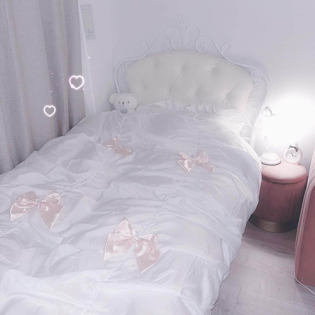 さきまるちゃんのインスタグラム：「だいすきなロマプリ(@roma_pri)のモニターに選ばれました🎀  このベットカバーはリボンが取り外しできてお好みで場所を変えれるの\( ^_^ )/~♡ 引っ越してベットカバー変えたくてかわいいの欲しかったから嬉しい🥺🩷 白だからいっきにお部屋明るくなった🐻‍❄️  #PR #ロマプリ #ひとり暮らし」