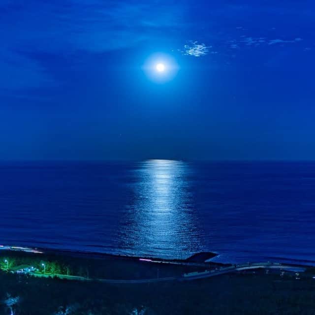 フェニックス・シーガイア・リゾートさんのインスタグラム写真 - (フェニックス・シーガイア・リゾートInstagram)「本日は #満月🌕ですね 月の出時刻は16:53  シェラトン・グランデ・オーシャンリゾートからは、満月が太平洋に映し出す、美しく幻想的な「月の道」をご覧いただけます。 シェラトン・グランデ・オーシャンリゾート内のクラブラウンジやレストラン等では、月の道にちなんだおもてなしを実施いたします。  詳しくは「シーガイア　月の道」で検索を  #シーガイア #シェラトングランデオーシャンリゾート #月の道 #絶景シーガイア #宮崎の絶景 #リゾートなひととき」11月27日 18時27分 - seagaia_official