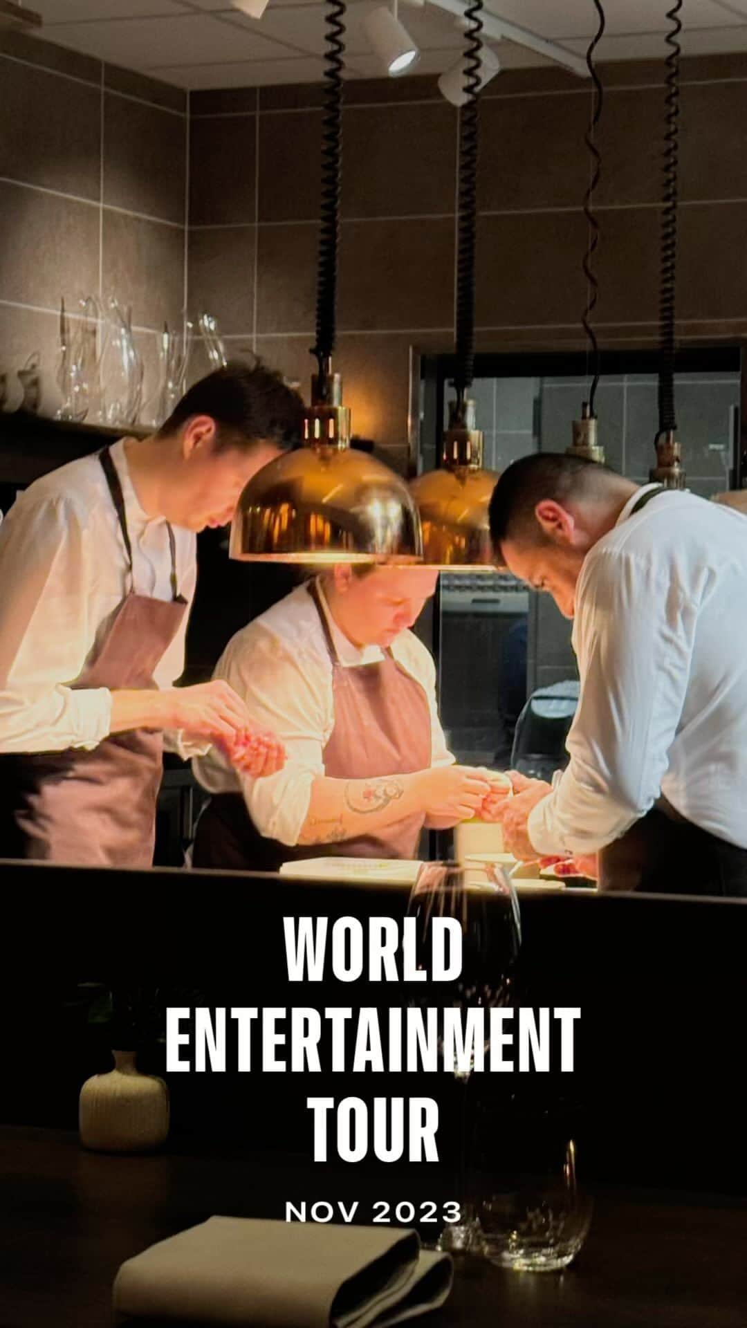 小橋賢児のインスタグラム：「今回、勝手ながらWORLD ENTERTAINMENT TOURと名付けて北欧、イギリス、ニューヨーク、テキサス、ラスベガスと地球約半周を10日で行ってきました✈️🌏 正直パンデミック以前は年に半分くらい世界を回って見ていたわけなので溜まった分を一気に駆け抜けた感じだった！  しかし、パンデミック以前と以後で変わった世界のエンタメのクオリティもさることながら物価の高騰には噂では聞いてたもののほんと驚きましたw 　 これは単に円安ってことだけじゃなく、昔New yorkで食べたホットドックは1ドルだったのが気づいたら5ドル強！！日本円だと800円〜〜〜😱  なので旅中に円換算しても病むだけなので、仕事で返すということで考えるのはやめました笑  話は本題に戻りますが、今回のツアーでは これまでに何度も世界一に選ばれているコペンハーゲンのNOMAなどの食のエンタメから始まり、ロンドンでは最先端のABBAのホログラムライブ、NEW YORKではヘルスケアの最先端から観光施設、ナイトライフの最前線を堪能し、テキサスではサーフィンの人口ウェーブ施設の最先端を体験、 そして締めは今世界のエンタメシーンが最も注目するラスベガスのSphereへ行ってまいりました！(実際はもう少しいってますがw )  とにかく各ジャンルでの世界一は凄かった！ と言いたいところなんですが 世界の本物を様々なジャンル、多様な環境の中で味わって見えてきたのは、シンプルに人を喜ばせたい！という造り手の心の部分でした。  これ当たり前で本質的なことなのに以外と 今の社会は事情と都合に塗れて忘れがちなのですが、 どんなコンテンツも結局は人が利用するものなので その心がなくなってしまったらおしまいですよ、って ことが痛いくらいわかります。  そんな誰かを思う心が結果として世界の人を惹きつけ、 マーケットが大きくなり、時代を動かす力となる。  もちろん、純粋にやってればいつか報われるって ものではなく、プレゼンテーションの仕方もやはりどう伝えるかがきちんと設計されているってことでもありますが…  しかしながら、世界回ってさたに気づくのは 日本のコンテンツも凄いぞ、サービスから 食、自然と、エンタメコンテンツに関してはやはりまだ弱い部分があるので、足りてないのは世界の人に見せるという心の部分、世界の人々を理解してその工夫さえできれば日本のコンテンツはもっともっと世界へ伝わるって確信しました！！  なので、世界のあんな規模は日本はできないよ！って諦めるのではなく、世界の人を目指してつくればマーケットも大きくなり、世界規模のものもつくれるようになる！  そんな日本の可能性と共に、自分もそこへ勝負していきたいなぁと実感したのでした🤩  そんな想いをもった人々と一緒に未来を創りましょう✨」