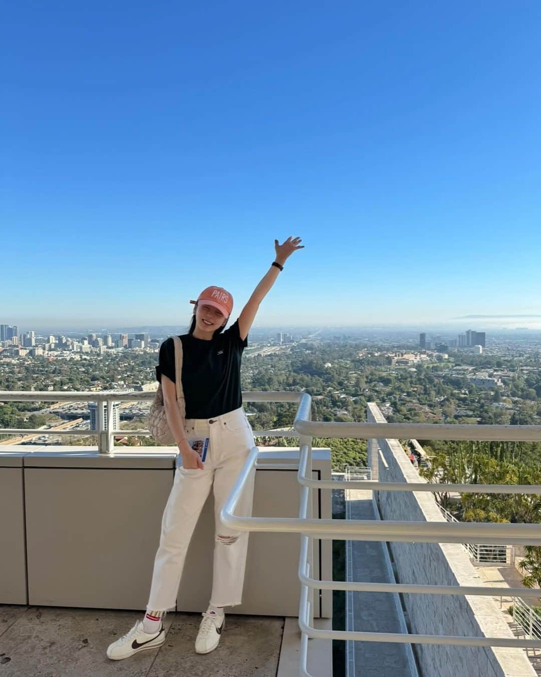 アン・ソヒのインスタグラム：「또 갈래.. LA갈 때 마다 갈래.. 너무 좋았던 💙#thegetty  (먼저 물어봐주시고 이렇게 멋진 사진까지 찍어주신 옆에 계셨던 한국분. 감사합니다☺️😊)」