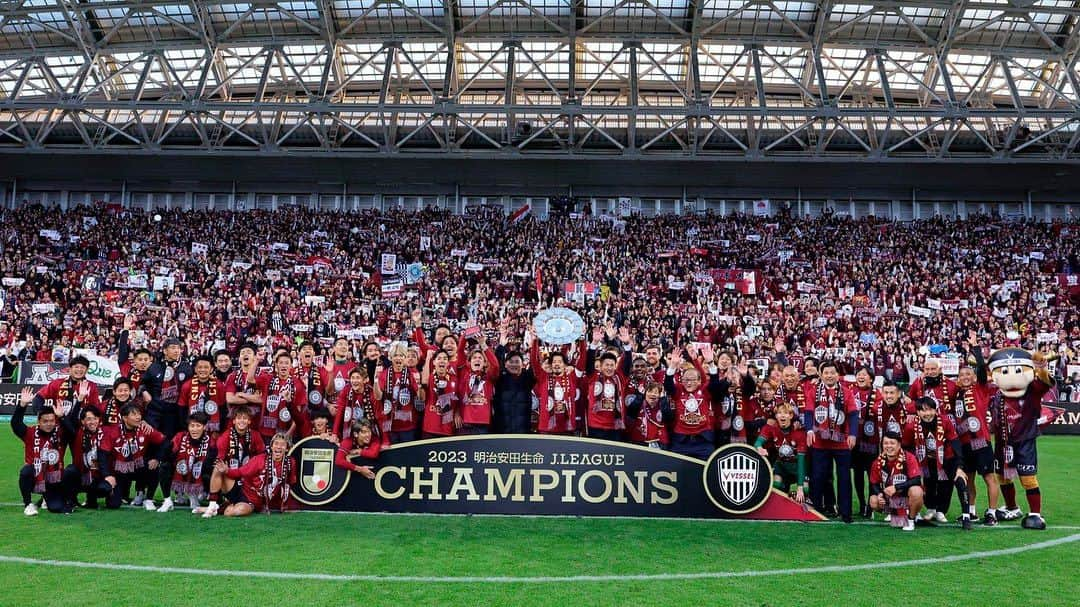 アンドレス・イニエスタさんのインスタグラム写真 - (アンドレス・イニエスタInstagram)「Día histórico en Kobe! Muchísimas felicidades a todas y cada una de las personas que han hecho posible este momento tan maravilloso. Estoy enormemente feliz por la ciudad de Kobe, por su gente, por todos mis compañeros, staff, trabajadores que día a día han dado todo lo mejor de sí mismos, a Mikitani-san por apostar por este proyecto ambicioso. Y en especial y sin lugar a dudas, a esa afición increíble, incansables, en los buenos y, sobre todo, en los malos momentos. Vosotros más que nadie os merecíais vivir algo tan grande como esto. Y a nivel personal me siento muy feliz de formar parte de ello. Y también muy orgulloso de estar presente!  Omedeto campeones! Vamos @visselkobe!! 🏆❤️🤍  神戸の歴史的な日！この素晴らしい瞬間を可能にした皆さま、本当におめでとうございます。神戸の街、神戸の人々、日々全力を尽くしてくれているチームメイト、スタッフ、そしてこのプロジェクトを支えてくれた三木谷さんと同等の喜びを感じています。良い時も悪い時もそばにいてくれる素晴らしいファン、サポーターの皆さん、あなた方は誰よりもこのような素晴らしい経験をするのに値します。個人的な面では、このプロセスに携われたことをとても嬉しく思いますし、この場に居合わせることができたことを誇りに思います！  優勝おめでとう！バモス、ヴィッセル神戸！🏆❤️🤍」11月27日 18時38分 - andresiniesta8