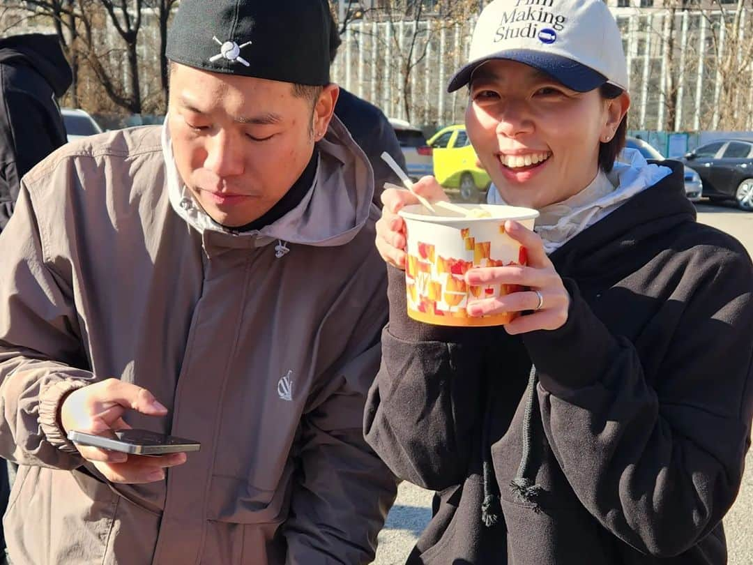 イ・テランさんのインスタグラム写真 - (イ・テランInstagram)「#연탄봉사 마친 후~ 지역 주민분들과 #따뜻한하루 가  준비해 주신 맛있는 오뎅우동을 먹으며~ . . #참행복했던시간 #참아름다운사람들 #행복하고건강하자 #고맙습니다 @ondayletter」11月27日 18時38分 - i_taeran