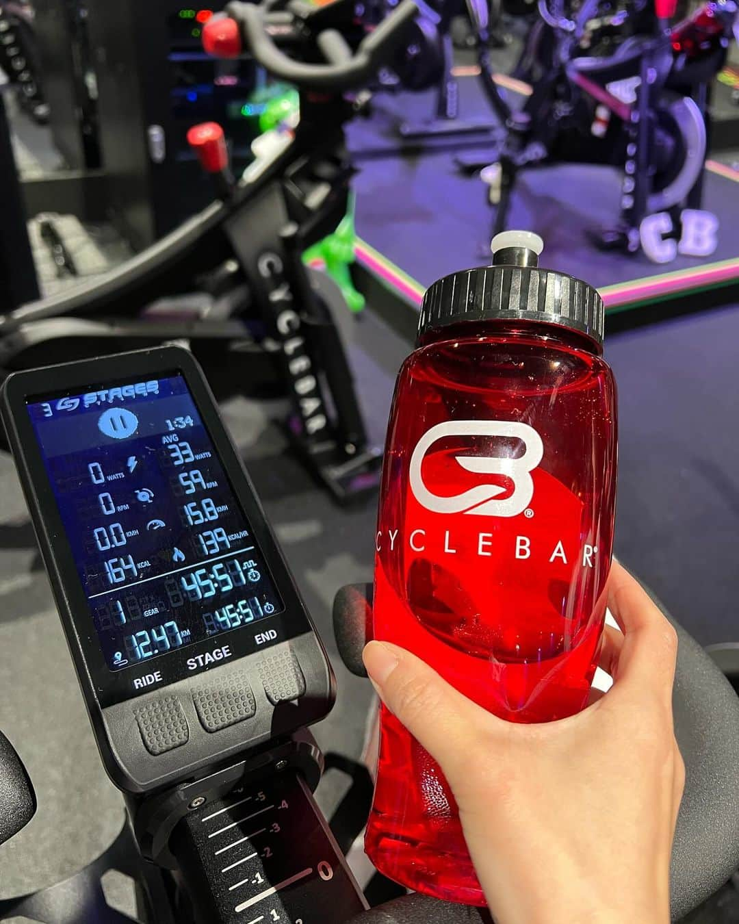 垰智子さんのインスタグラム写真 - (垰智子Instagram)「@cyclebar_akasaka のオープンニングイベントへ🚲 . 赤坂見附からもすぐでとっても便利な場所にある CYCLE BAR🚲 . 太ももにも腕にもかなりきたー😂 でも、途中からは先生もノリノリでめっちゃ楽しく 自転車こげたよ🕺🚲✨ . しかも、こぎながらどのくらいカロリーを使ってるかとか 数字でみながら出来るから、よりトレーニング効果を実感出来る ところもオススメ😆 . ウォーターサーバーも無料で、キンキンに凍らせたタオルなども 無料と至れり尽くせりだからぜひ食べ過ぎが気になる季節、 汗を流しに行ってみてね🚲✨ . . #PR #cyclebarjapan #cyclebarakasaka #赤坂ライド #赤坂フィットネス #rockyourride #cyclebar #サイクルバー」11月27日 18時33分 - taotao_tomo