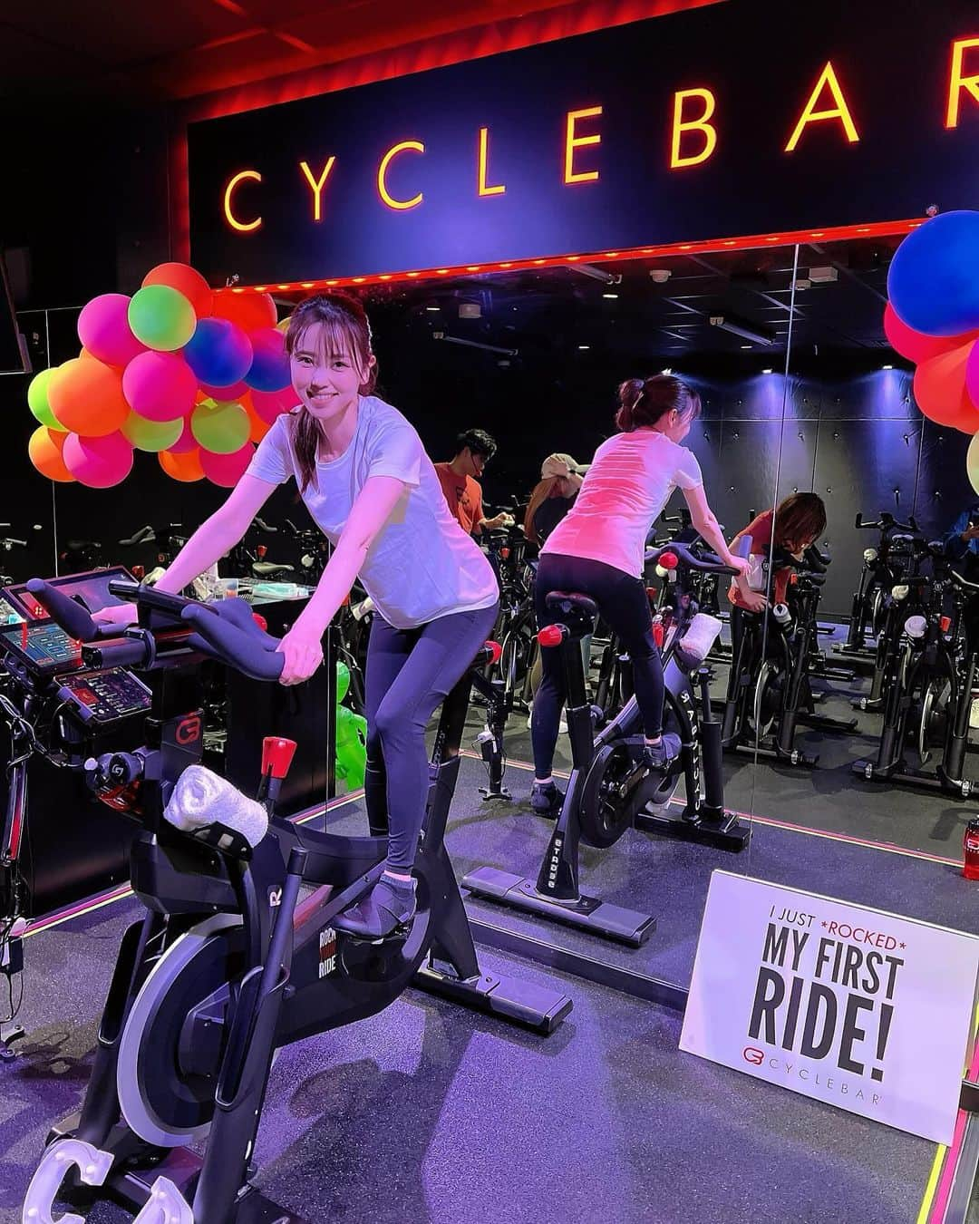 垰智子のインスタグラム：「@cyclebar_akasaka のオープンニングイベントへ🚲 . 赤坂見附からもすぐでとっても便利な場所にある CYCLE BAR🚲 . 太ももにも腕にもかなりきたー😂 でも、途中からは先生もノリノリでめっちゃ楽しく 自転車こげたよ🕺🚲✨ . しかも、こぎながらどのくらいカロリーを使ってるかとか 数字でみながら出来るから、よりトレーニング効果を実感出来る ところもオススメ😆 . ウォーターサーバーも無料で、キンキンに凍らせたタオルなども 無料と至れり尽くせりだからぜひ食べ過ぎが気になる季節、 汗を流しに行ってみてね🚲✨ . . #PR #cyclebarjapan #cyclebarakasaka #赤坂ライド #赤坂フィットネス #rockyourride #cyclebar #サイクルバー」