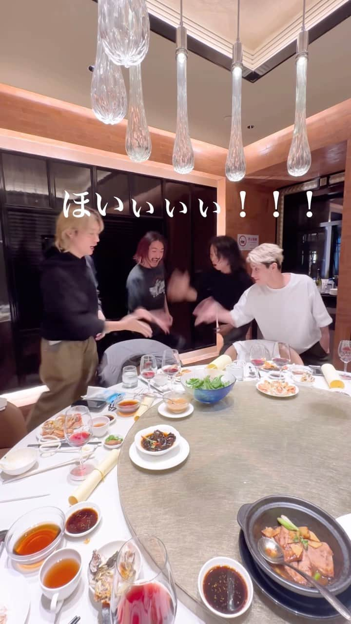 Tomoyaのインスタグラム：「男気じゃんけん in 上海   2公演終えたあと 再びカニを求めて🦀  たらふく食べたあとの男気は格別でした☺️   #oneokrock #drummer #dayoff #男気じゃんけん #カニからのチョキ」