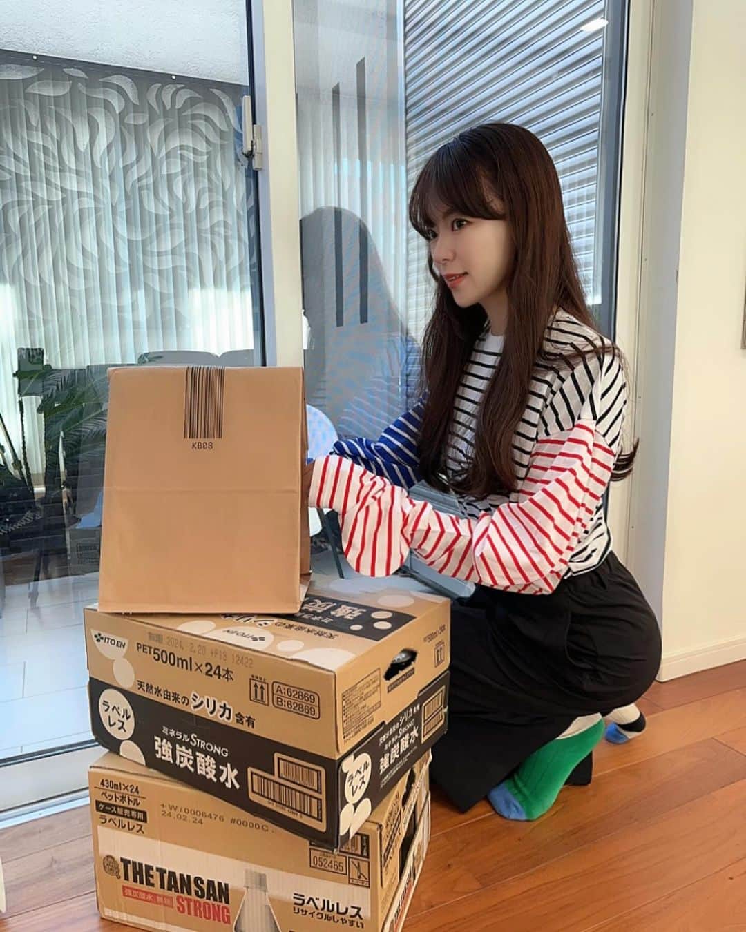 橋本奈実のインスタグラム：「働くママの味方👍オムツや、重い炭酸、有機豆乳や、ワイン、毎日使うパックやカイロはAmazonで頼んでいます✨  商品のサイズに合わせた適切な梱包で配達してもらえるから、梱包開封や処理の手間が減るし、子供が大きくなるにつれて、ものが増えてきているので、省スペースで嬉しい！ そして、夫婦で炭酸水を使って毎晩お酒を作るので必須！笑 こういう便利な取り組みを活用させていただいて、より自分や家族の時間を大切に日々生活できています☺️🙏  #PR #Amazon #梱包」