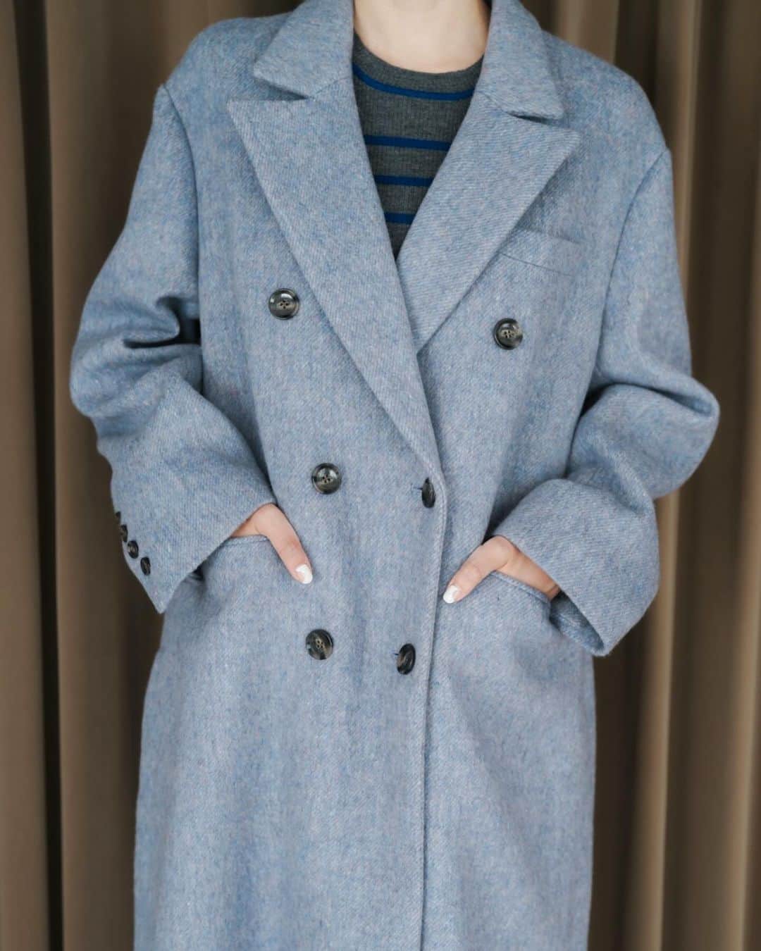 LANVIN_en_Bleu_OFFICIALさんのインスタグラム写真 - (LANVIN_en_Bleu_OFFICIALInstagram)「. ロングダブルコート ￥71,500(tax in)  ダブルブレストのクラシカルな空気を纏ったコート。 ハンサムなデザインも、ふっくらと軽いビーバー素材で柔らかい雰囲気に。 裾はボタンで開閉できるデザインで、コーデに抜け感をもたらします。  ______________________________________________ ＼期間限定最大15,000円クーポン／ 12/4(月)9:59まで、お買上げ金額に応じて最大15,000円のクーポンが利用可能！ 今すぐ使えるコートやニットをお得にGETするチャンス。是非この機会にご利用ください。  #lanvinenbleu #ランバンオンブルー #ロングコート #カラーコート #ダブルブレスト」11月27日 18時33分 - lanvin_en_bleu_womens
