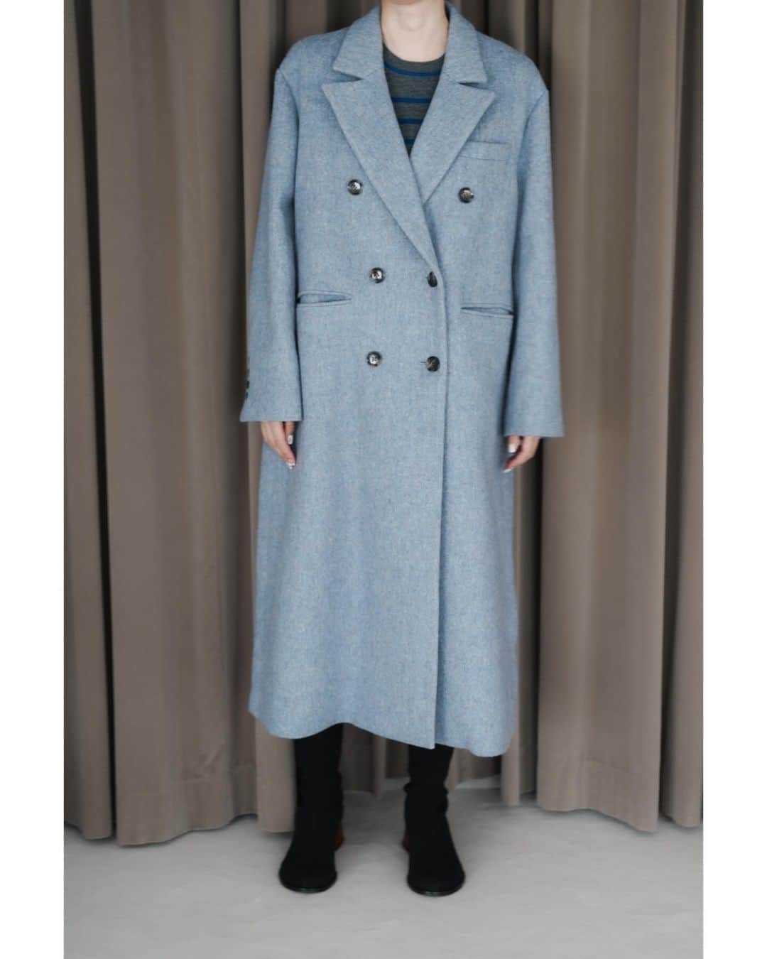 LANVIN_en_Bleu_OFFICIALさんのインスタグラム写真 - (LANVIN_en_Bleu_OFFICIALInstagram)「. ロングダブルコート ￥71,500(tax in)  ダブルブレストのクラシカルな空気を纏ったコート。 ハンサムなデザインも、ふっくらと軽いビーバー素材で柔らかい雰囲気に。 裾はボタンで開閉できるデザインで、コーデに抜け感をもたらします。  ______________________________________________ ＼期間限定最大15,000円クーポン／ 12/4(月)9:59まで、お買上げ金額に応じて最大15,000円のクーポンが利用可能！ 今すぐ使えるコートやニットをお得にGETするチャンス。是非この機会にご利用ください。  #lanvinenbleu #ランバンオンブルー #ロングコート #カラーコート #ダブルブレスト」11月27日 18時33分 - lanvin_en_bleu_womens