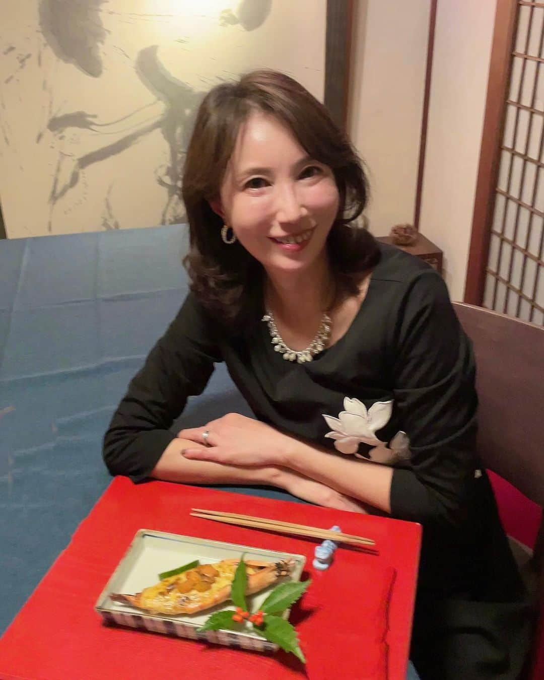 奈々のインスタグラム：「恵比寿にある古民家の素敵なお店 『えびす　あふそや』さん  ２回に分けて投稿させてくださいね😊  路地をはいったところにあり お庭から入ってワクワク😊  ゆったりした個室でとても落ち着く💖  どのお料理もとても美味しい💕  和食大好き❤️  お魚も新鮮で美味しくて 大海老雲丹焼き🦐 プリっぷりで雲丹も乗ってて最高😍  炊き込みご飯も大好きなので 最後まで堪能できました😊👍  ・旬の3種盛り前菜 ・蓮根、浅利、真丈のお椀 ・旬の4種盛り御造り ・鰆西京焼き ・尼鯛蕪蒸しの蒸し物 ・大海老雲丹焼き ・帆立、鳥貝、菊花、八方酢の酢の物 ・牡蠣炊き込みご飯 ・デザート  ゆったりした個室なので、 デートや女子会、忘年会、接待など ぜひ、行ってみてくださいね💖  📍住所 東京都渋谷区恵比寿1-24-7 『えびす　あふそや』  電話番号: 03-6277-0784  ワンピース👗は  @shein_japan  @sheinofficial   プリーツヘム キャミドレス 商品ID: 24441813  【SHEIN 冬日感謝祭】　  試すたび、好きが見つかる❤️ 届くたび、好きが増えてく😊  割引クーポンコード：『EBSJP097』 お買い上げ金額1～5,999円まではセール価格より15%OFF😊 6,000円以上は20%OFF👍 利用期限：12月末日  PR #えびすあふそや #恵比寿グルメ #恵比寿ディナー #恵比寿居酒屋 #恵比寿和食 #広尾グルメ #広尾ディナー#女子会ディナー #デートグルメ #忘年会 #グルメ #グルメ女子 #東京グルメ #和食ディナー #和食ごはん #ミセスモデル #アラフィフモデル #グルメ部 #美味しい #美味しいお店 #楽しい時間 #楽しいディナー#SHEINGoodFinds#SHEIN冬の感謝祭#SHEINforAll #loveshein #ad #saveinstyle」