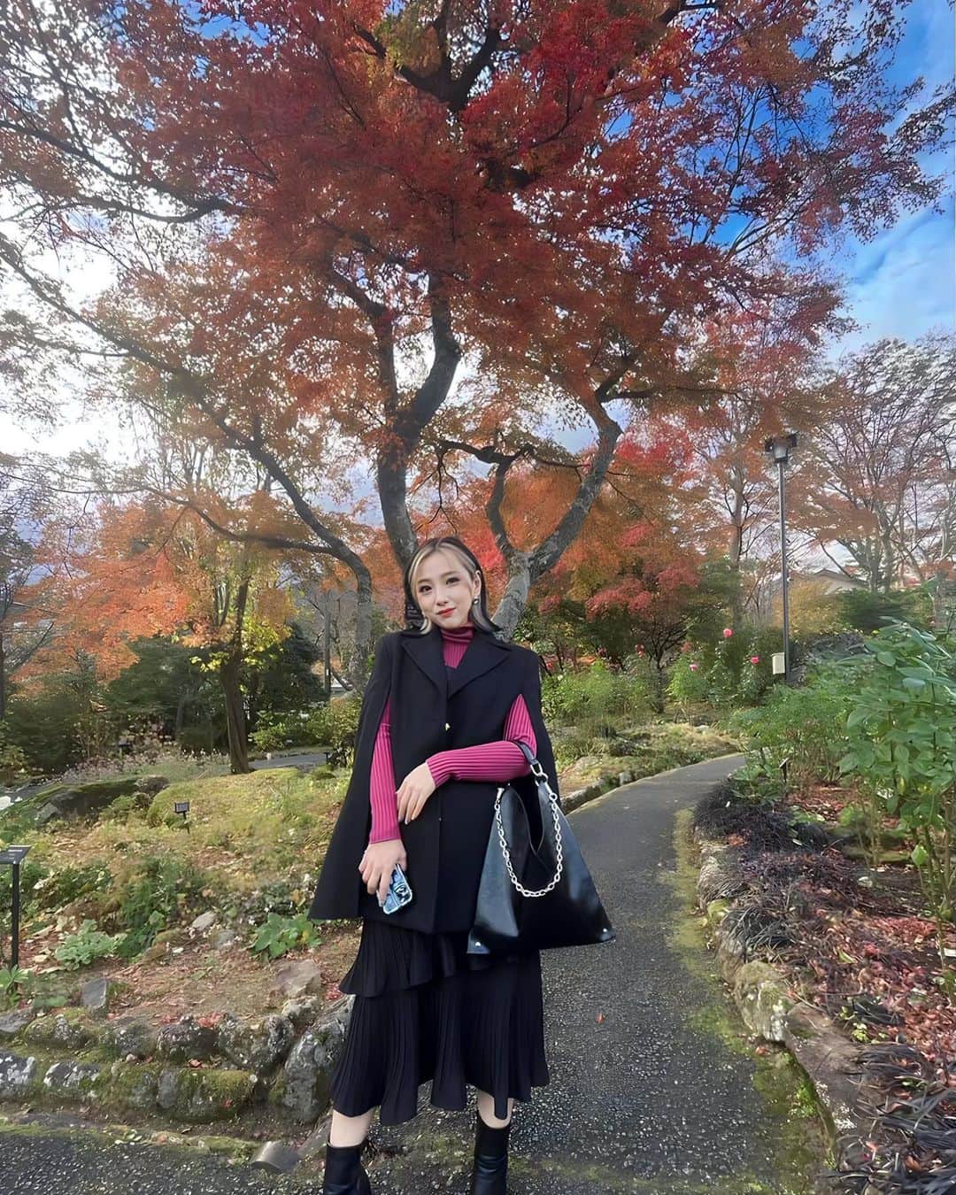 MIOのインスタグラム：「箱根🍂  もう時期的に紅葉は微妙かなぁって思ったけど全然オレンジ！赤！黄色！の景色だった✌🏽🍁✨ 今年も見れてよかった🧡💛🤎」