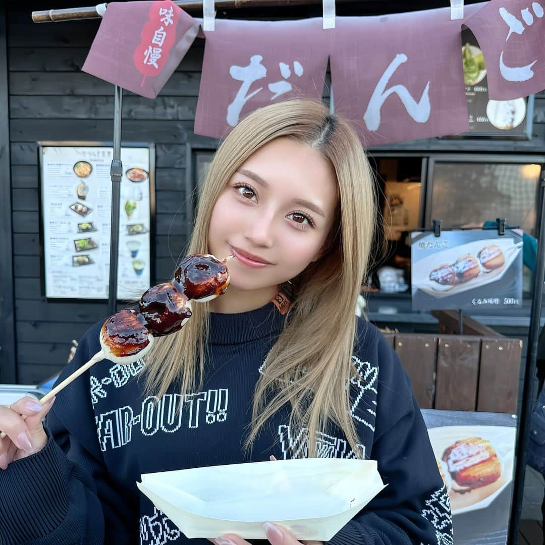 なーちゃんのインスタグラム：「・ 伊豆パノラマパークで食べるお団子は美味しい😋🍡 富士山を見ながら食べたよ🗻✨✨ ・ 空気が綺麗で深呼吸したら気持ちよかった❣️ ・ ・ ・ #伊豆 #伊豆パノラマパーク #ロープウェイ #修善寺 #観光 #旅行 #静岡」