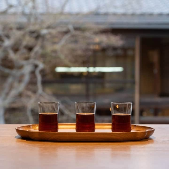 The Japan Timesさんのインスタグラム写真 - (The Japan TimesInstagram)「For serious coffee lovers, the ritual surrounding the brew is as important as drinking the elixir itself.  Blue Bottle Studio Kyoto, which opened in March a few minutes’ walk from the city’s municipal zoo, elevates this notion to new heights with precisely crafted 90-minute tasting sessions. The studio operates only in spring and autumn — Kyoto’s peak travel seasons — but the intimate, minimalist space inside Blue Bottle Kyoto Cafe Hanare, an annex to the Blue Bottle Kyoto Cafe, feels a world away from the teeming crowds outside.  Architect Jo Nagasaka’s design of the interior combines wood and tatami mats with earthen walls to create a serene and elegant atmosphere. Exposed sections reveal strands of straw, an integral part of the traditional "tsuchikabe" (wattle and daub) technique used to construct the walls.  The menu unfolds much like a "kaiseki" (multicourse Japanese haute cuisine) meal, with each course crafted to present a different facet of coffee culture. “Making time for great coffee,” barista Yuta Miyagawa says, “is like giving a small gift to yourself.” Click on the link in our bio to read more.  📸: Courtesy of Yusuke Oishi  #japan #kyoto #coffee #coffeetime #coffeebreak #coffeelover #bluebottle #bluebottlecoffeekyoto #japantimes #日本 #京都 #コーヒー #コーヒータイム #コーヒー好き #ブルーボトルコーヒー #ブルーボトルコーヒー京都 #ジャパンタイムズ #☕️」11月27日 18時36分 - thejapantimes