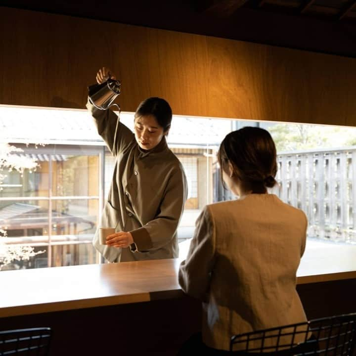 The Japan Timesのインスタグラム：「For serious coffee lovers, the ritual surrounding the brew is as important as drinking the elixir itself.  Blue Bottle Studio Kyoto, which opened in March a few minutes’ walk from the city’s municipal zoo, elevates this notion to new heights with precisely crafted 90-minute tasting sessions. The studio operates only in spring and autumn — Kyoto’s peak travel seasons — but the intimate, minimalist space inside Blue Bottle Kyoto Cafe Hanare, an annex to the Blue Bottle Kyoto Cafe, feels a world away from the teeming crowds outside.  Architect Jo Nagasaka’s design of the interior combines wood and tatami mats with earthen walls to create a serene and elegant atmosphere. Exposed sections reveal strands of straw, an integral part of the traditional "tsuchikabe" (wattle and daub) technique used to construct the walls.  The menu unfolds much like a "kaiseki" (multicourse Japanese haute cuisine) meal, with each course crafted to present a different facet of coffee culture. “Making time for great coffee,” barista Yuta Miyagawa says, “is like giving a small gift to yourself.” Click on the link in our bio to read more.  📸: Courtesy of Yusuke Oishi  #japan #kyoto #coffee #coffeetime #coffeebreak #coffeelover #bluebottle #bluebottlecoffeekyoto #japantimes #日本 #京都 #コーヒー #コーヒータイム #コーヒー好き #ブルーボトルコーヒー #ブルーボトルコーヒー京都 #ジャパンタイムズ #☕️」