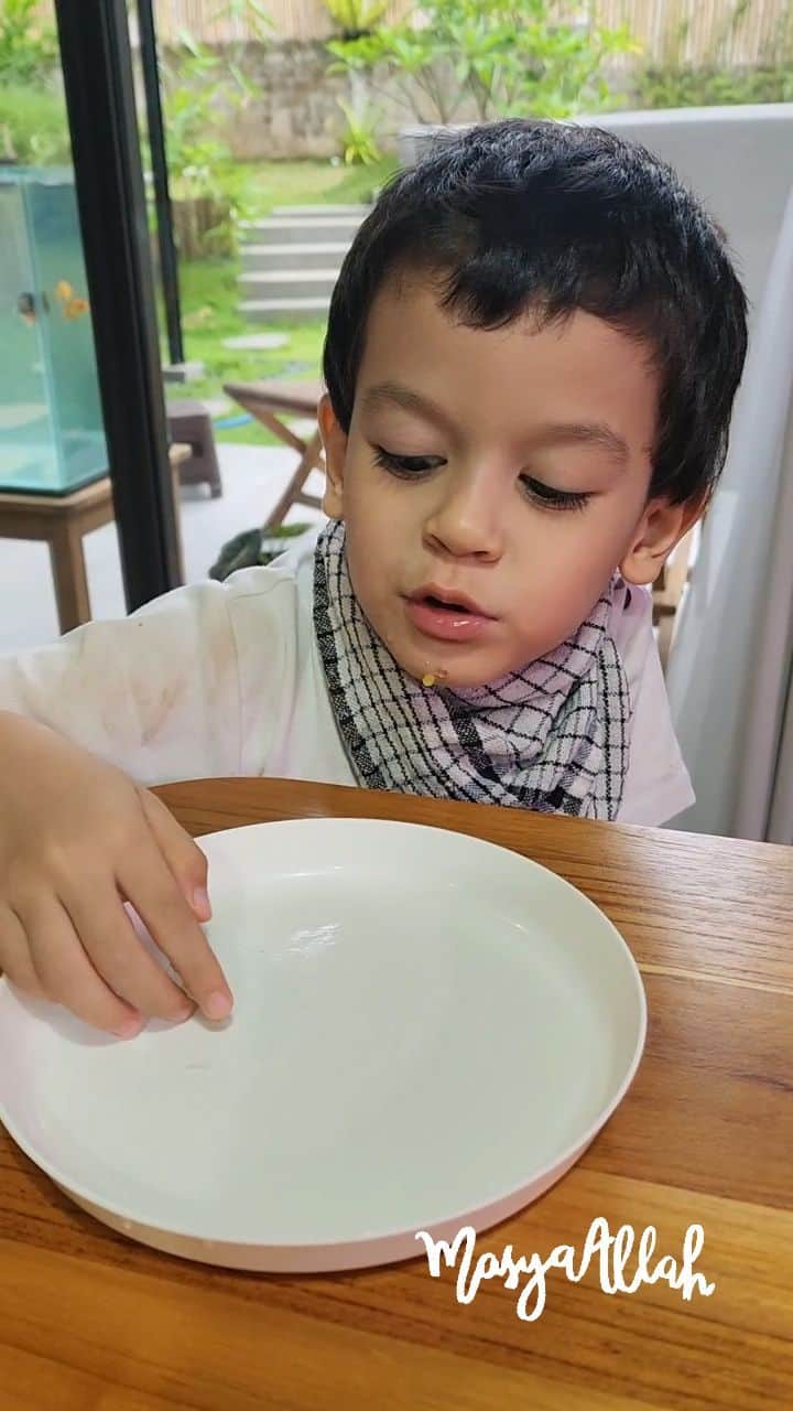 Kimberly Ryderのインスタグラム：「Mantab. Alhamdulillah kakak Rayden suka/doyan biji durian rebus yang punya buanyak sekali manfaat. Sehat ya nak Love you - Papa & Mama 🤍」