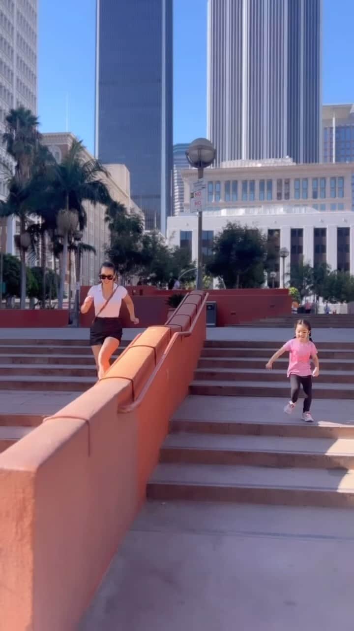 紅蘭のインスタグラム：「Business trip to LA🇺🇸① 今回の買い付けでも沢山動画あるからこれからリアルな日常を時々ゆる〜い感じでリールにして行こうかな？ なんて考えてる☺️  ただいまBROSKY公式Instagramにて 初のプレゼント企画をしているので 良かったらみてみてね！ 明後日、29日までやってるよ！ 皆様、いつもありがとうございますの気持ちを 込めて…. I love you guys♡  #紅蘭 #親子 #ロサンゼルス #LosAngeles #LA #goldjewelry」