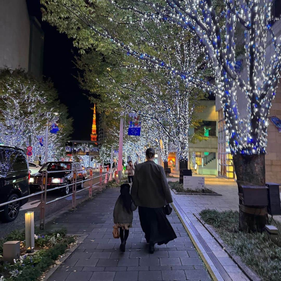 岡田美季さんのインスタグラム写真 - (岡田美季Instagram)「先日 @grandhyatttokyo にご招待いただき家族3人で　THE FRENCH KITCHENにてdinnerを🍽️ ゆっくりコース料理をいただいて、美味しいお酒を飲みキッズメニューも充実してて大満足満腹で帰りました👣 ホテルのエントランスはクリスマス仕様の素敵な装飾で、けやき坂も今年もピカピカイルミネーションがステキな季節になっていました🎄 やっぱりこの季節はイルミネーションにテンション上がる💫 またすぐ行こう🫶 #グランドハイアット東京 #dinner #grandhyatt #pr」11月27日 18時47分 - mikiokada0225