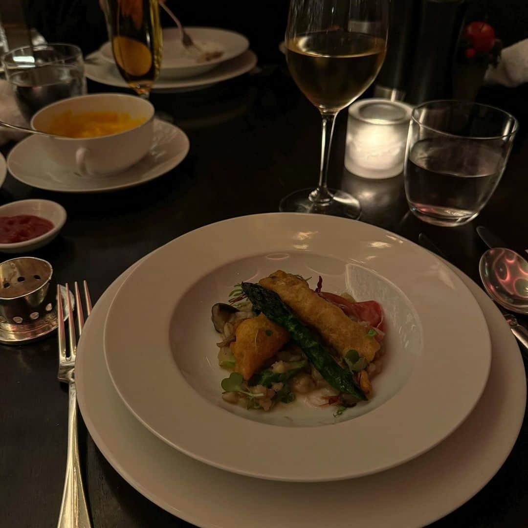 岡田美季のインスタグラム：「先日 @grandhyatttokyo にご招待いただき家族3人で　THE FRENCH KITCHENにてdinnerを🍽️ ゆっくりコース料理をいただいて、美味しいお酒を飲みキッズメニューも充実してて大満足満腹で帰りました👣 ホテルのエントランスはクリスマス仕様の素敵な装飾で、けやき坂も今年もピカピカイルミネーションがステキな季節になっていました🎄 やっぱりこの季節はイルミネーションにテンション上がる💫 またすぐ行こう🫶 #グランドハイアット東京 #dinner #grandhyatt #pr」