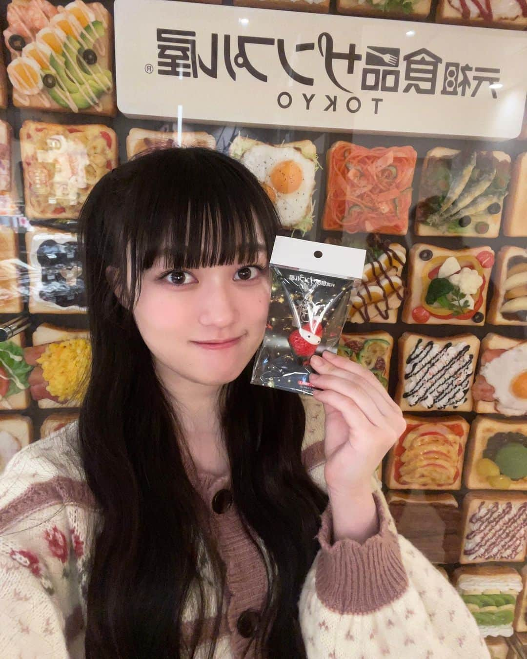 橘花怜さんのインスタグラム写真 - (橘花怜Instagram)「だいすきな元祖食品サンプル屋さん…♡  写真で見て一目惚れして絶対げっとする！って決めてたシュトーレンは、もう売り切れてた〜！🥲  でも、いちごのサンタさんゲットできてうれしい🍓♡  #食品サンプル#フェイクフード#fakefood#フェイクスイーツ#fakesweets#食品サンプルアイドル#いぎなり東北産#橘花怜#かれんくん#クリスマス#いちご#アイドル#03」11月27日 18時48分 - tachibana_karen_official