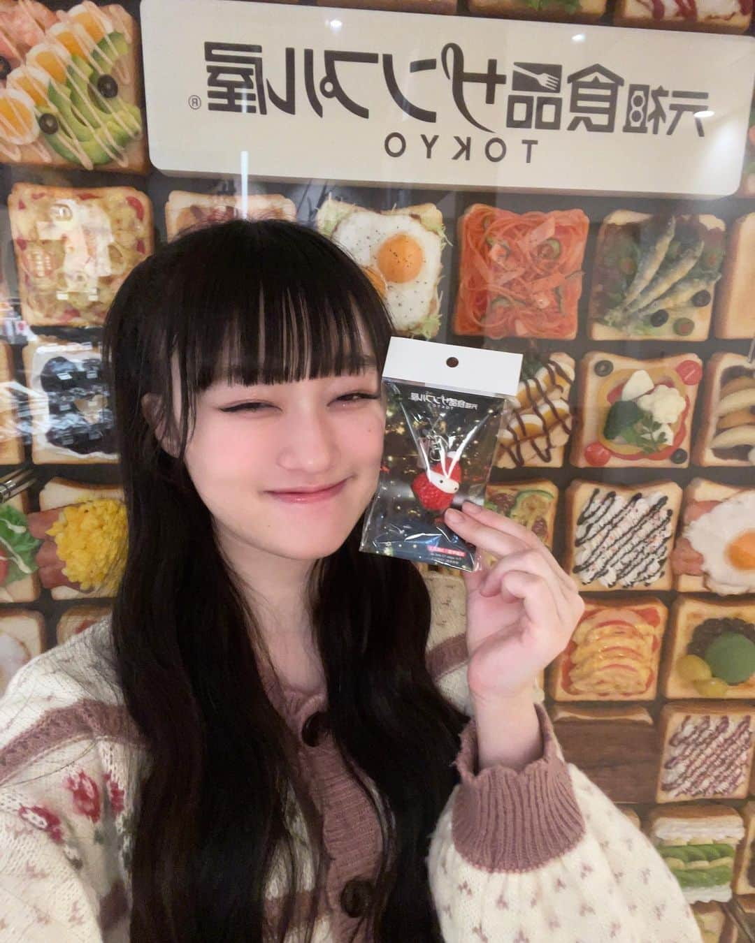 橘花怜さんのインスタグラム写真 - (橘花怜Instagram)「だいすきな元祖食品サンプル屋さん…♡  写真で見て一目惚れして絶対げっとする！って決めてたシュトーレンは、もう売り切れてた〜！🥲  でも、いちごのサンタさんゲットできてうれしい🍓♡  #食品サンプル#フェイクフード#fakefood#フェイクスイーツ#fakesweets#食品サンプルアイドル#いぎなり東北産#橘花怜#かれんくん#クリスマス#いちご#アイドル#03」11月27日 18時48分 - tachibana_karen_official