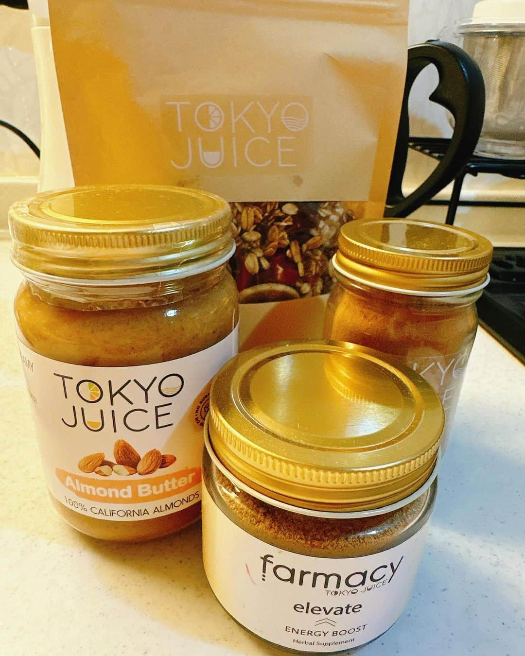 Karinさんのインスタグラム写真 - (KarinInstagram)「TOKYO JUICE🍹  クレンズ合宿後に行った時の写真です🤳 ジュースは勿論、アサイーボウルが本当に美味しくてレシピを取り入れながらアレンジして自分でも作っています💛  8月から白砂糖、乳製品、グルテン、アルコール、カフェインほぼ無しの生活を続けて、ガラッと体質が変わったように思います。  今ではカシューミルクやアーモンドミルクは手作り、アルコールやカフェインは嗜好品として時々楽しみ、甘味は果物やメープルシロップ、ローハニーでとるので何の我慢もありません。  続けた結果は、肌が柔らかくなり、くすみが取れて透明感が出てきました✨  細胞を活性化させて声帯の若返り効果もあるので、これから長く歌っていくために引き続き続けようと思います！  #tokyojuice #コールドプレスジュース #デトックス」11月27日 18時40分 - karins_flavor