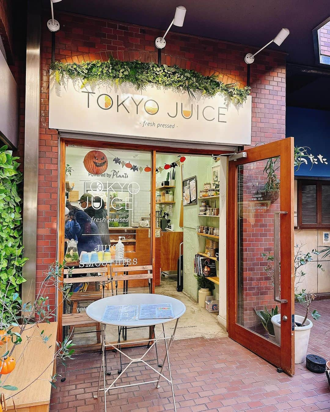 Karinさんのインスタグラム写真 - (KarinInstagram)「TOKYO JUICE🍹  クレンズ合宿後に行った時の写真です🤳 ジュースは勿論、アサイーボウルが本当に美味しくてレシピを取り入れながらアレンジして自分でも作っています💛  8月から白砂糖、乳製品、グルテン、アルコール、カフェインほぼ無しの生活を続けて、ガラッと体質が変わったように思います。  今ではカシューミルクやアーモンドミルクは手作り、アルコールやカフェインは嗜好品として時々楽しみ、甘味は果物やメープルシロップ、ローハニーでとるので何の我慢もありません。  続けた結果は、肌が柔らかくなり、くすみが取れて透明感が出てきました✨  細胞を活性化させて声帯の若返り効果もあるので、これから長く歌っていくために引き続き続けようと思います！  #tokyojuice #コールドプレスジュース #デトックス」11月27日 18時40分 - karins_flavor