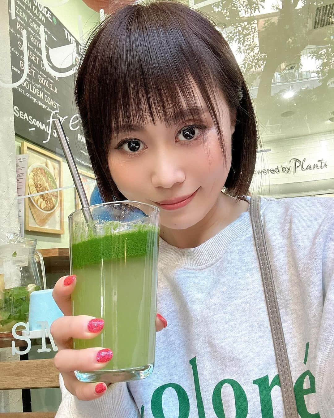 Karinさんのインスタグラム写真 - (KarinInstagram)「TOKYO JUICE🍹  クレンズ合宿後に行った時の写真です🤳 ジュースは勿論、アサイーボウルが本当に美味しくてレシピを取り入れながらアレンジして自分でも作っています💛  8月から白砂糖、乳製品、グルテン、アルコール、カフェインほぼ無しの生活を続けて、ガラッと体質が変わったように思います。  今ではカシューミルクやアーモンドミルクは手作り、アルコールやカフェインは嗜好品として時々楽しみ、甘味は果物やメープルシロップ、ローハニーでとるので何の我慢もありません。  続けた結果は、肌が柔らかくなり、くすみが取れて透明感が出てきました✨  細胞を活性化させて声帯の若返り効果もあるので、これから長く歌っていくために引き続き続けようと思います！  #tokyojuice #コールドプレスジュース #デトックス」11月27日 18時40分 - karins_flavor