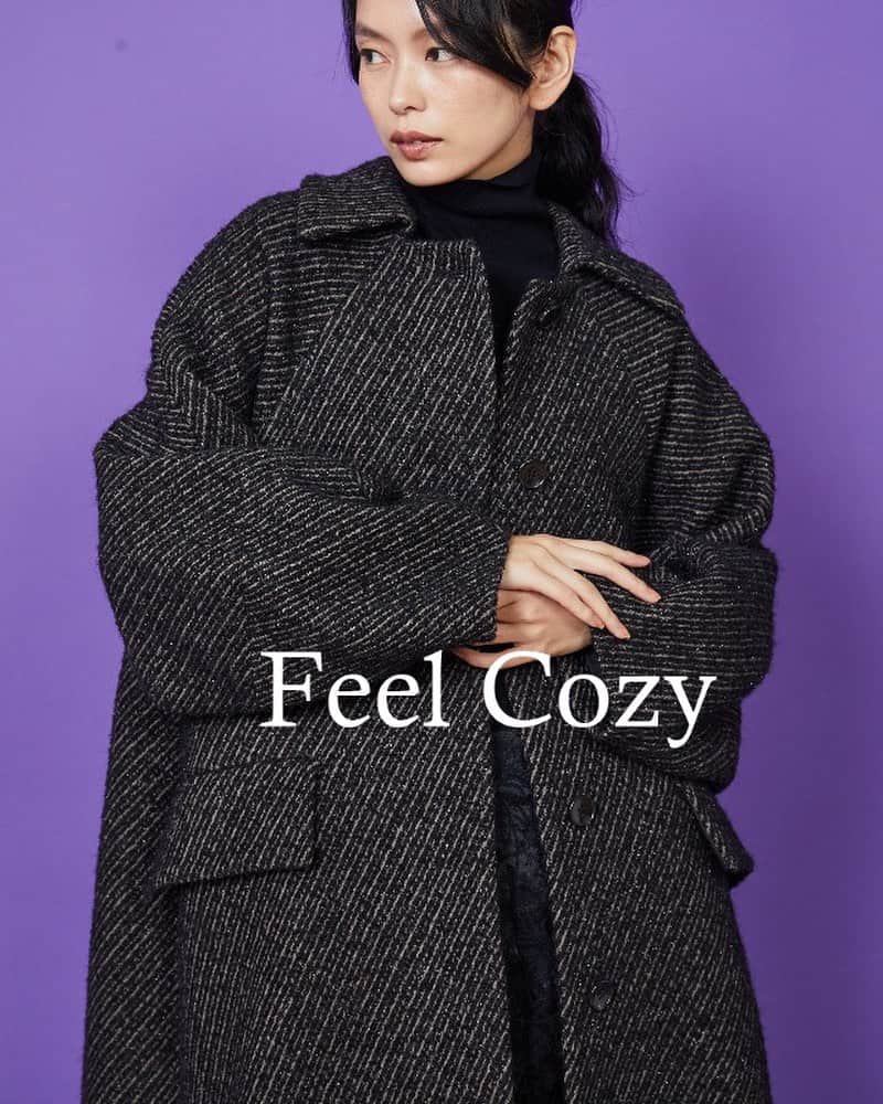 1er_Arrondissementのインスタグラム：「Feel Cozy COAT 05  アルパカ混のループ糸を用いた華やかで上品なツィード素材です。 ざっくりとラフに織り込まれた、色気と温かみのあるラメヤーンが冬の気分を盛り上げます。 ステンカラーのコートをオーバーサイズのAラインで仕上げクラシカルなのに、フェミニンな印象のデザインに。  #1erarrondissement #プルミエアロンディスモン」