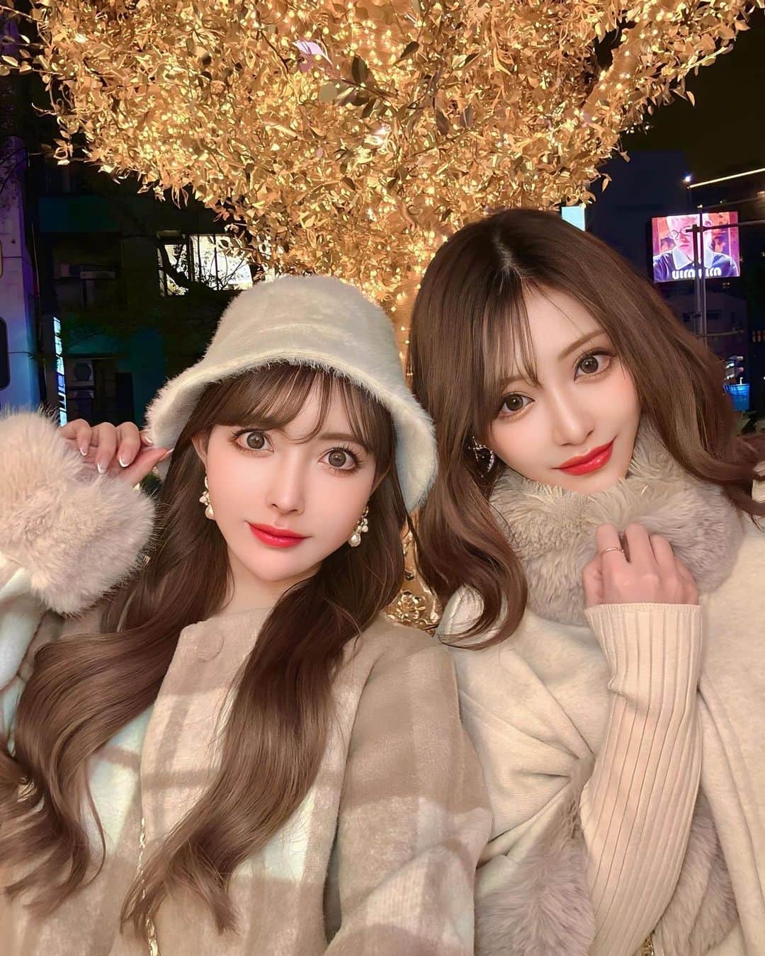 桜井莉菜のインスタグラム：「表参道の交差点あたりで【 @dior 】のホリデーポップアップやってて、キラッキラ輝くツリーもあってめちゃめちゃ可愛いっ😍🌲✨ 撮影スポットみたいになってて、本当可愛いから映え写真撮りたい人にめちゃめちゃオススメ🥹💕 デートにもピッタリ❤️❤️❤️ カップルも多くて羨ましかった💓🫣💓 今のDIORのショッパー可愛過ぎるから、絶対近々GETしに行くぞっ✨✨✨  #dior#ディオール#ポップアップ#表参道#映えスポット#デートスポット#クリスマス#ツリー#クリスマスツリー#イルミネーション」