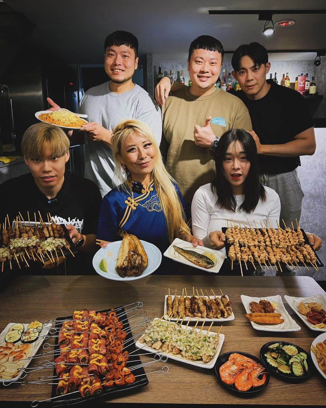 ライナ・ホワンのインスタグラム：「This was a night to remember forever 🥰🇹🇼 some of the best eaters in Taiwan  gathered up to see how many skewers we can eat @bbq_dian   Thank you @jackstarteat for arranging even tho it took 5 hours to shoot and we all want to punch you afterwards sitting thru 3 rounds of insane amounts of foods is something that will never be forgotten 😂😂   Such an honor to eat with yall @dining_bro @neurose666 @dicky870622 make sure to check out their pages as well 😍   Stay tuned for the video!  Dress from @bethandbrianqipao and makeup from @colourpopcosmetics use code 5raina for discount ✨」