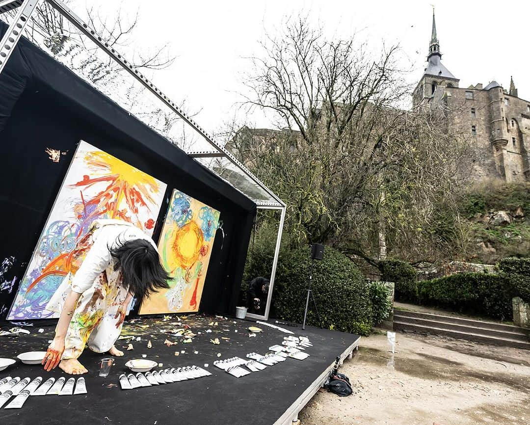 小松美羽さんのインスタグラム写真 - (小松美羽Instagram)「Donned in a white hakama, Miwa Komatsu gracefully descended the steps of Mont-Saint-Michel last Saturday, on November 18 leading to the enchanting garden of L’Isle-des-Bas.  Despite the incessant rain that day, the weather momentarily eased providing just enough respite for the internationally renowned Japanese artist to embark on her creative journey creating two paintings in just an hour capturing the essence of Mont-Saint-Michel. This live painting was part of the special connection between the rocky islet and the Japanese commune of Hatsukaichi.  Photo courtesy: @azuma_tatsu  ・ ・ #whitestonegallery #MiwaKomatsu #MontSaintMichel #normandie #livepainting #peintre #spirituality #finearts #contemporaryarts #화이트스톤갤러리 #전시회추천 #일본예술가 #미술스타그램 #국제미술 #현대미술 #라이브페인팅 #일본갤러리」11月27日 18時43分 - miwakomatsu_official