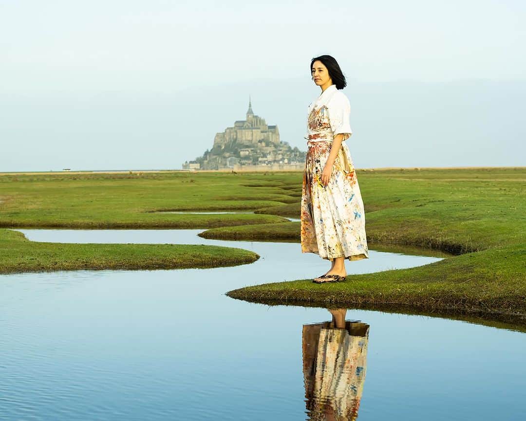 小松美羽のインスタグラム：「Donned in a white hakama, Miwa Komatsu gracefully descended the steps of Mont-Saint-Michel last Saturday, on November 18 leading to the enchanting garden of L’Isle-des-Bas.  Despite the incessant rain that day, the weather momentarily eased providing just enough respite for the internationally renowned Japanese artist to embark on her creative journey creating two paintings in just an hour capturing the essence of Mont-Saint-Michel. This live painting was part of the special connection between the rocky islet and the Japanese commune of Hatsukaichi.  Photo courtesy: @azuma_tatsu  ・ ・ #whitestonegallery #MiwaKomatsu #MontSaintMichel #normandie #livepainting #peintre #spirituality #finearts #contemporaryarts #화이트스톤갤러리 #전시회추천 #일본예술가 #미술스타그램 #국제미술 #현대미술 #라이브페인팅 #일본갤러리」