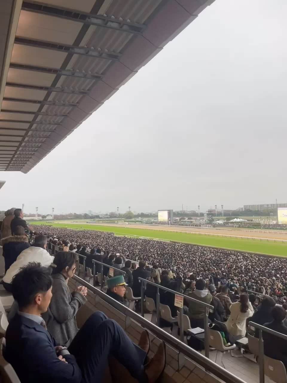 クリストフ・ルメールのインスタグラム：「When your family and friends loose their voices cheering for you ! #equinox #championhorse #jra #japancup」