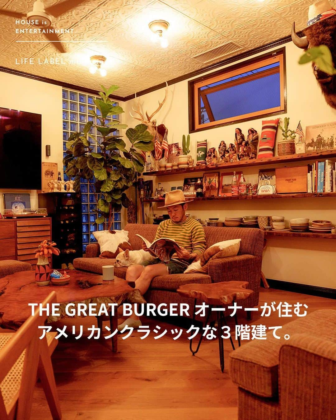 ZERO-CUBE+FUNのインスタグラム：「. 「THE GREAT BURGER」など、人気飲食店を営む車田さん。  @atsushi_kurumata  彼の自宅はオーナーを務めるアメリカンな飲食店を彷彿させるようなインテリア。 さらに3階建ての屋上ではサウナと暖炉、見晴らしい景色が待っていた。  まさに「非日常を日常に」した家。  記事は @lifelabel_official プロフィールから。  #lifelabel #ライフレーベル #lifelabelmagazine #houseisentertainment #Lmag  #サウナ #リビングインテリア #fireking #焚き火 #ホームパーティ  #戸建て #thegreatburger #アメリカンダイナー #アメリカ雑貨 #waterworks #3階建て #屋上 #暖炉 #ミッドセンチュリー家具 #カウンターキッチン #ホテルライク #バスルーム #jenniferseven #自宅サウナ #暖炉のある暮らし #東京の家」