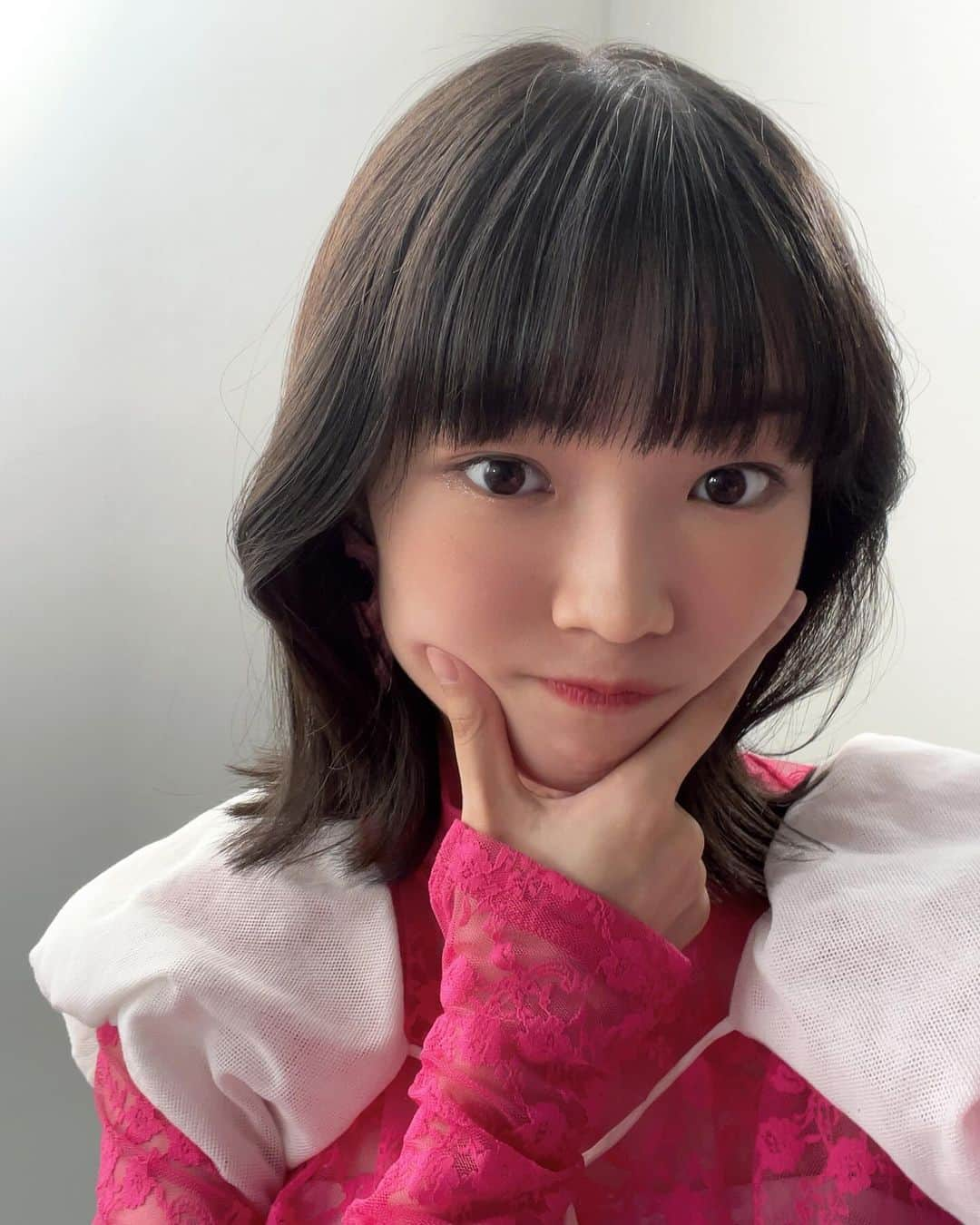 山﨑愛生さんのインスタグラム写真 - (山﨑愛生Instagram)「. 『モーニング娘。'23 コンサートツアー秋「Neverending Shine Show 〜聖域〜」譜久村聖 卒業スペシャル』 グッズ公開されたよ👀✨  11/29より、会場とe-LineUP!Mallで販売 (*^^*)b 気になるグッズ、ぜひGETしてね〜👛  📷 ♡譜久村聖さんと愛生🩷💚 ♡自撮り🤳  @mizuki_fukumura.official さん #譜久村聖 #ふくちゃん  #山﨑愛生 #パンダさんパワー  #モーニング娘 #モーニング娘23  #morningmusume23」11月27日 18時49分 - mei_yamazaki.official