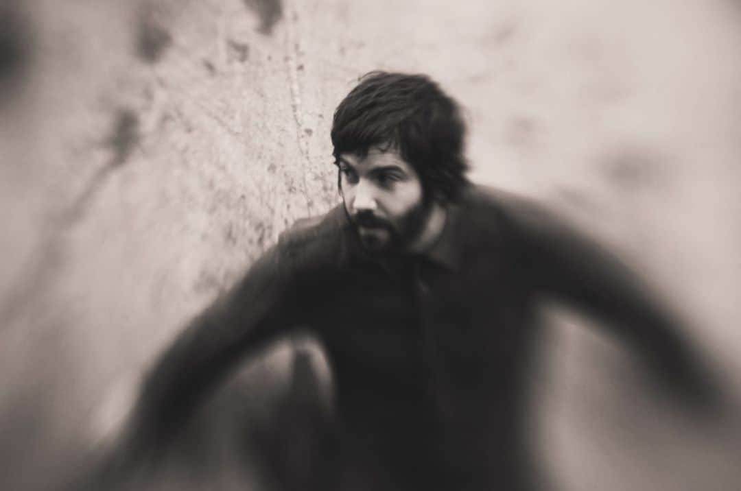 ジム・スタージェスのインスタグラム：「Who’s in for some new music ? . . . @king_curious_music」