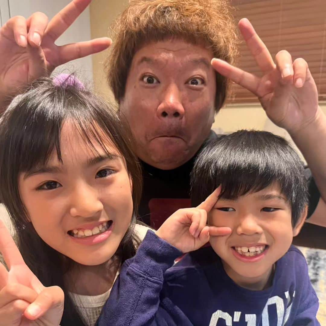 英太郎さんのインスタグラム写真 - (英太郎Instagram)「YouTubeかんあきファミリーのパポさん、ママさん、あちゃぴちゃん、ぎんくんが我が家にきてくれました😁 夢のような一時娘達(親)も大喜び‼️ また遊んでください。  3枚目はプレゼント頂きました。 決して苦しくないですよ😅  #かんあきチャンネル  #英太郎 #YouTube」11月27日 18時51分 - eitaro_boo