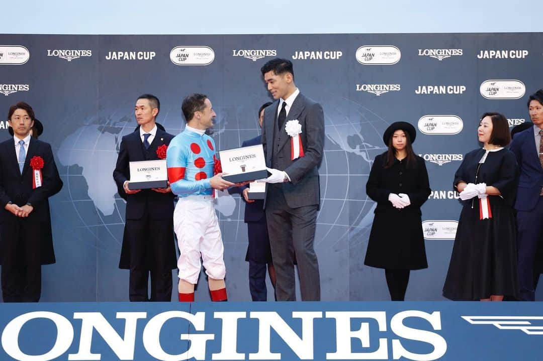 UTAさんのインスタグラム写真 - (UTAInstagram)「今年も @longines アンバサダーとして、ジャパンカップのプレゼンター務めさせていただきました！  8万人の声援とエネルギー、そしてジャパンカップのいい緊張感今年もしっかり実感してきました！  2度目の馬券はまた完敗でした笑  Another year as an official presenter for Japan Cup as @longines ambassador. Energy of 83,000 people felt all the way throughout the day, what a time, thank you!  hair: @jg510_jungotohair  make: @kenjitoyota  styling: @kawasakitakafumi   #longines #japancup」11月27日 19時04分 - utauuu