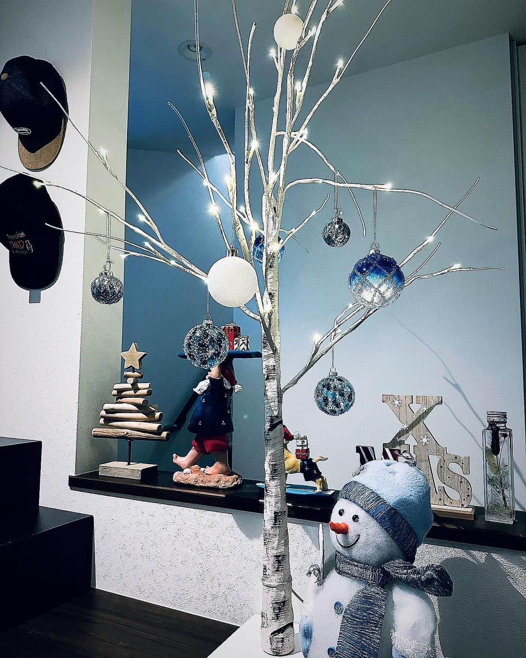 上村知世のインスタグラム：「悩ましいシーズン到来w とりあえず出してはある🌲 サンタさん！私にも！！お願い🥺  #ツリーを出す場所はその年による #クリスマスツリー」