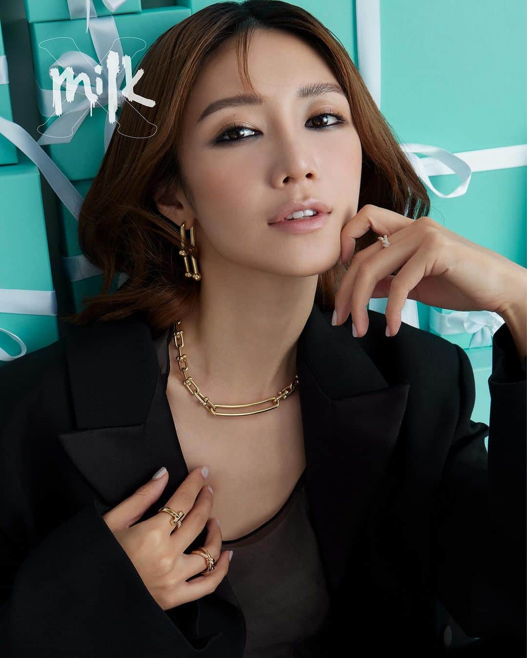 Elva Niのインスタグラム：「✨MY TIFFANY HOLIDAY✨ Have yourself a merry little Christmas Let your heart be light From now on our troubles will be out of sight  @tiffanyandco @milkxhk #ATiffanyHoliday #TiffanyAndCo #TiffanyHK #milkxhk #digitalcover」