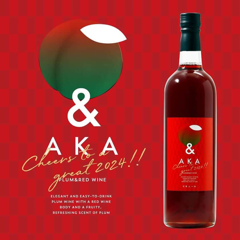 KURAND@日本酒飲み放題のインスタグラム：「🍷赤ワイン梅酒「&AKA」  梅を贅沢に使用して、ワインで仕込んだ新感覚梅酒です。  見た目はクラシックなワインですが、味わいは上品ながら甘酸っぱさ感じられるため、ワイン苦手な方でも飲みやすく感じていただけるはず...！  年末年始限定の鮮やかなラベル🏷️ テーブルの上を彩ってくれること間違いなし🍷🌲  赤ワインと梅酒どっちが好き？」