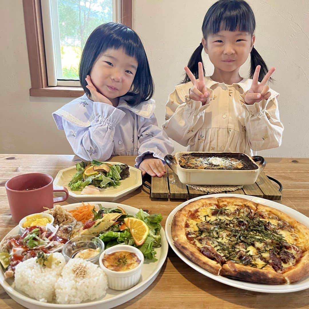 デパぐるッ！福岡さんのインスタグラム写真 - (デパぐるッ！福岡Instagram)「子どもが喜ぶポイント満載！ 自然に囲まれ絶品ランチが楽しめる大人気カフェ  子連れ必見👨‍👩‍👧‍👦✨  佐賀県多久市にある、親子で楽しめるカフェ「slow café（スローカフェ）」☕️  福岡市中心部から車で1時間半弱、長崎自動車道・武雄北方ICから車で約8分🚗  田んぼに囲まれたのどかな雰囲気の場所に佇む、自然に囲まれたお店です🌳  『slow café』では、自家製米や地元農家の野菜を使った、体も心も喜ぶランチが味わえます♪  『カレードリア』は、カレー自体は辛さがしっかりしていますが、チーズと半熟たまごでマイルドに😋  おこげの部分も食感が最高です♡  そのほか、8種類のおかずと季節の野菜サラダ、自家製米おにぎり、スープがセットになった『ごはんのらんち』や『テリチキンピザ』もありますよ👌  多久市産のものを使った季節のフルーツのパフェなど、手作りのデザートも大人気です🍨  そして『slow café』は、豊かな自然に囲まれた広大な庭も魅力のひとつ🤗  庭の中には、おしゃれな雑貨屋さん『pense（パンセ）』があったり、何より注目は、4匹のヤギたちがのびのび暮らしていること🐐  無料で餌やりすることもできますよ！  さらに、遊具が置かれた公園のようなスペースも🛝  ゆっくり時間が流れ、心が潤います😌  ぜひ出かけてみてくださいね！  お店の詳細はARNEの記事でチェック！ プロフィールからARNEのサイトへ飛べますよ♪ 👉🏻『@arne_gourmet』  ARNEグルメで 福岡の美味しいグルメ情報を毎日配信中！ ぜひお気軽にフォローしてくださいね😉 ___________________________ @0409wedding.yy さんのご紹介です♪  #ARNE福岡 #福岡グルメ#グルメ #福岡カフェ#福岡スイーツ #福岡ごはん#ごはん #福岡カフェ巡り#福岡ランチ #福岡旅行#福岡観光 #福岡#福岡県#fukuoka #カフェ#ランチ#ディナー #グルメ好きな人と繋がりたい #グルメスタグラム #福岡食べ歩き#福岡グルメ部 #福岡めし#福岡ご飯 #福岡好きな人と繋がりたい  #佐賀ランチ#多久市 #佐賀ドライブ#子連れランチ #slowcafe」11月27日 19時00分 - arne_gourmet