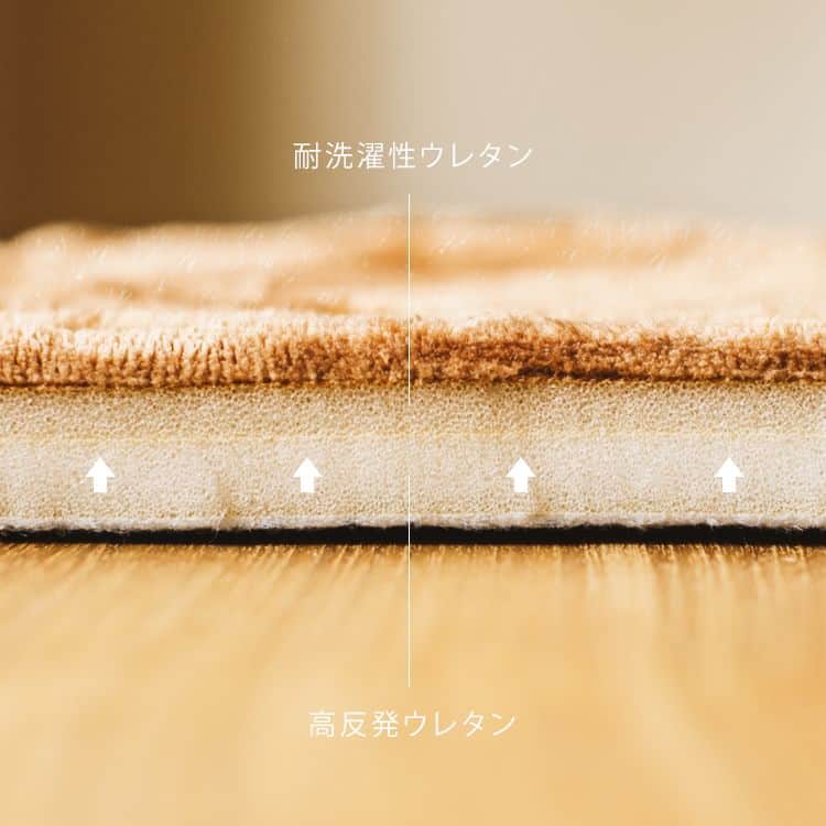 Re:CENO（リセノ）さんのインスタグラム写真 - (Re:CENO（リセノ）Instagram)「【別注ラグマット🧶】 お掃除・お洗濯のしやすさ重視の方には、LINNELがおすすめ。  リセノの別注品として作ったラグマット「LINNEL」。  空間を引き立てるコーデュロイ調のデザイン。 滑らかな手触りのフランネルラグです。  最大の特徴は、厚みがある（ふかふか！）なのに、 繰り返しお洗濯ができること。  また、毛並みが短いため、掃除機もかけやすく、 普段のお手入れもストレスフリーです。  ちなみに2層構造のウレタンは、遮音効果◎ お子様やペットと暮らしている方にもおすすめです。  ---------------------------------------  ●詳細は、商品タグよりチェック🔍  #receno #naturalvintage #リセノ #ナチュラルヴィンテージ #ラグマット #防音ラグマット #洗えるラグ #洗えるカーペット #冬ラグ」11月27日 19時00分 - receno.interior