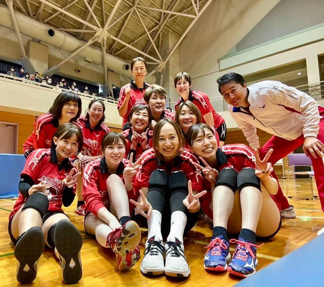 新鍋理沙のインスタグラム：「. 宝くじスポーツフェア はつらつママさんバレーボール IN 新潟県小千谷市🏐  今回もとっても楽しかった〜☺️！ 新潟のママさん方もとっても元気で明るくてすごくパワーをもらいました❤️‍🔥 お疲れさまでした🫶  次は佐賀県吉野ヶ里町 ☾⋆⋆  #川合俊一 さん #江上由美 さん #山下美弥子 さん #高橋有紀子 さん #ヨーコゼッターランド さん #坂本清美 さん #鳥居千穂 さん #田中姿子 さん #佐野優子 さん #落合真理 さん #鳥越未玖 さん」