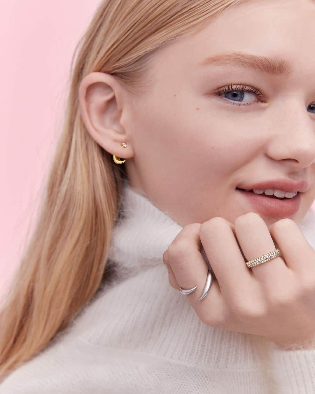 TASAKIのインスタグラム：「This year’s holiday collection introduces petite single earrings inspired by the popular ‘danger horn’ design. Celebrate the festive season with stunning and iconic jewellery featuring the horn design.  今年のホリデーコレクションは、「danger horn」の人気モデルをプチサイズにアレンジしたシングルイヤリングが登場。 ホーン (角)モチーフがアイコニックに艶めくジュエリーで、フェスティブなシーズンを祝って。  #TASAKI #Holiday #TASAKIdanger」