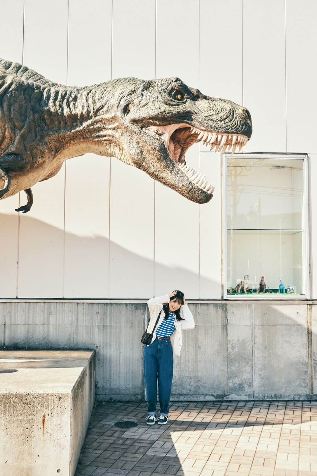 旅色のインスタグラム：「～・旅色Movie公開中！🎬・～ ＜旅色FO-CAL｜熊本県御船町特集＞  実は恐竜好きだという俳優の #福本莉子 さんと熊本県御船町へ、 1泊2日の旅に出かけました👣✨ 訪れる人を優しく包みこむ豊かな自然やご当地グルメも楽しみながら、 思わず誰かに自慢したくなる特別な体験をしに行きます♩  旅の様子をぜひMovieでもお楽しみください😊♩  ／  🌟旅色Movei フルVer.は、 ＜旅色公式YouTubeチャンネル＞ にて公開中！✨ ハイライトからチェックしてみてください♩  ＼  ─────────────────────  ［　📖 旅色FO-CAL｜熊本県御船町特集　］  　自慢したくなる旅先、見つけた！ 　　恐竜の郷・熊本県御船町へ🦕♩  　✨ナビゲーター✨ 　　福本莉子　さん  　　　旅色FO-CALは 旅色Instagramトップのリンクから♩ 　　　▶︎▷▶︎ @tabiiro  https://tabiiro.jp/book/fo-cal/mifune/  ─────────────────────  #旅色 #旅色FOCAL #国内旅行 #国内旅行好き #旅 #旅行 #友達旅行 #女子旅 #ひとり旅行 #1泊2日 #旅行好き #旅行プラン #熊本県 #熊本旅行 #熊本観光 #御船町 #恐竜の郷御船町 #恐竜博物館 #熊本グルメ #tabiiro #japantrips #japanguide」