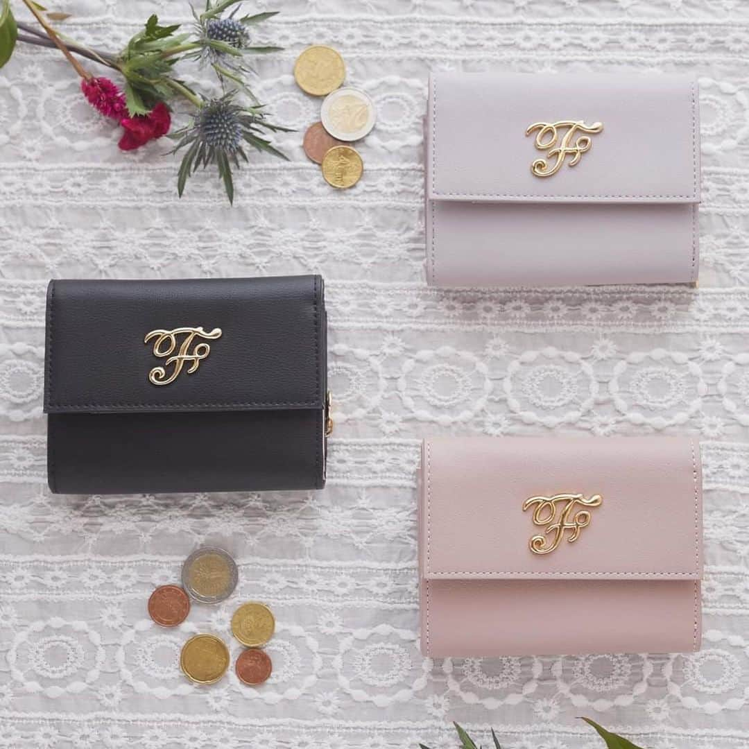 maisondefleur_pressのインスタグラム：「【New Wallet】  上質な合皮素材に「F」モチーフをあしらった 三つ折りのウォレットが登場♪  柔らかな手触りのフェイクレザーや さりげない配色使いなど こだわりを感じられるデザインも魅力です✨  カード収納の一部はリボンのデザインに...  自分へのご褒美にはもちろん ギフトにもおすすめのアイテムです。  ○全国ショップ 12/1(fri)～  ○公式通販ストライプクラブ ○ZOZOTOWN 11/30(thu)20:00～  ━━━━━━━━━━━━━━━ ☑F三つ折りウォレット ¥11,000 tax in Pink Beige,Laveder,Black . . #maisondefleur #メゾンドフルール #財布 #折りたたみ財布 #ミニ財布 #ミニウォレット #バイカラー #リボン #ribbon #高級感 #クリスマスギフト #クリスマスプレゼント #xmas #xmaspresent #xmasgift #ギフト #gift #giftideds #三つ折り財布」