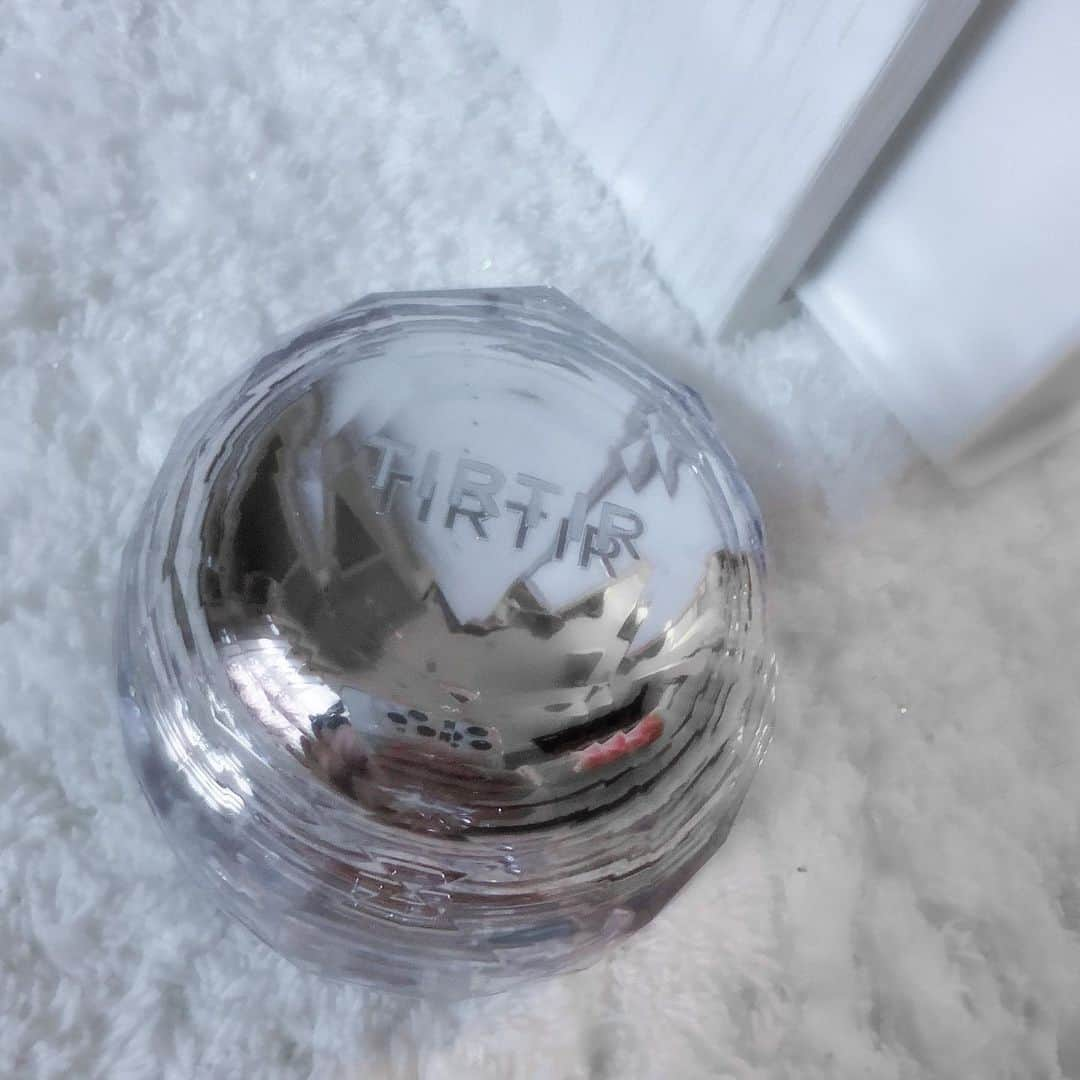 れものインスタグラム：「11/22発売！4秒に1こ売れている！TIRTIRのMASK FIT CRYSTAL MESH CUSHION 🖤  TIRTIRで一番注目されている人気商品 🖤MASK FITクッションシリーズ 🖤 より新感覚メッシュタイプのクッションが新発売しました！  ツヤ肌に見せたい方にオススメ！ れもはメッシュクッションの上にちょっとパウダーのせるよ〜  ナチュラルメイクからしっかりカバーまで、パフで重ねる回数で仕上がりをコントロールできるよ！ 塗る回数2～3回にするとれもが持ってるマスクフィットオーラ(銀)やレッドクッション(赤)みたいになる！ カバーカが欲しい部分に多めに塗布するといいかも〜！  ⚠️使用上の注意 最初使用する前にメッシュ網全体にファンデーションが浸かるように軽く押すか、パフで5回以上叩いて馴染ませてから使用してくださいっっ  #PR #TIRTIR #マスクフィットクリスタルメッシュクッション #マスクフィット #マスクフィットシリーズ #最強ベース」